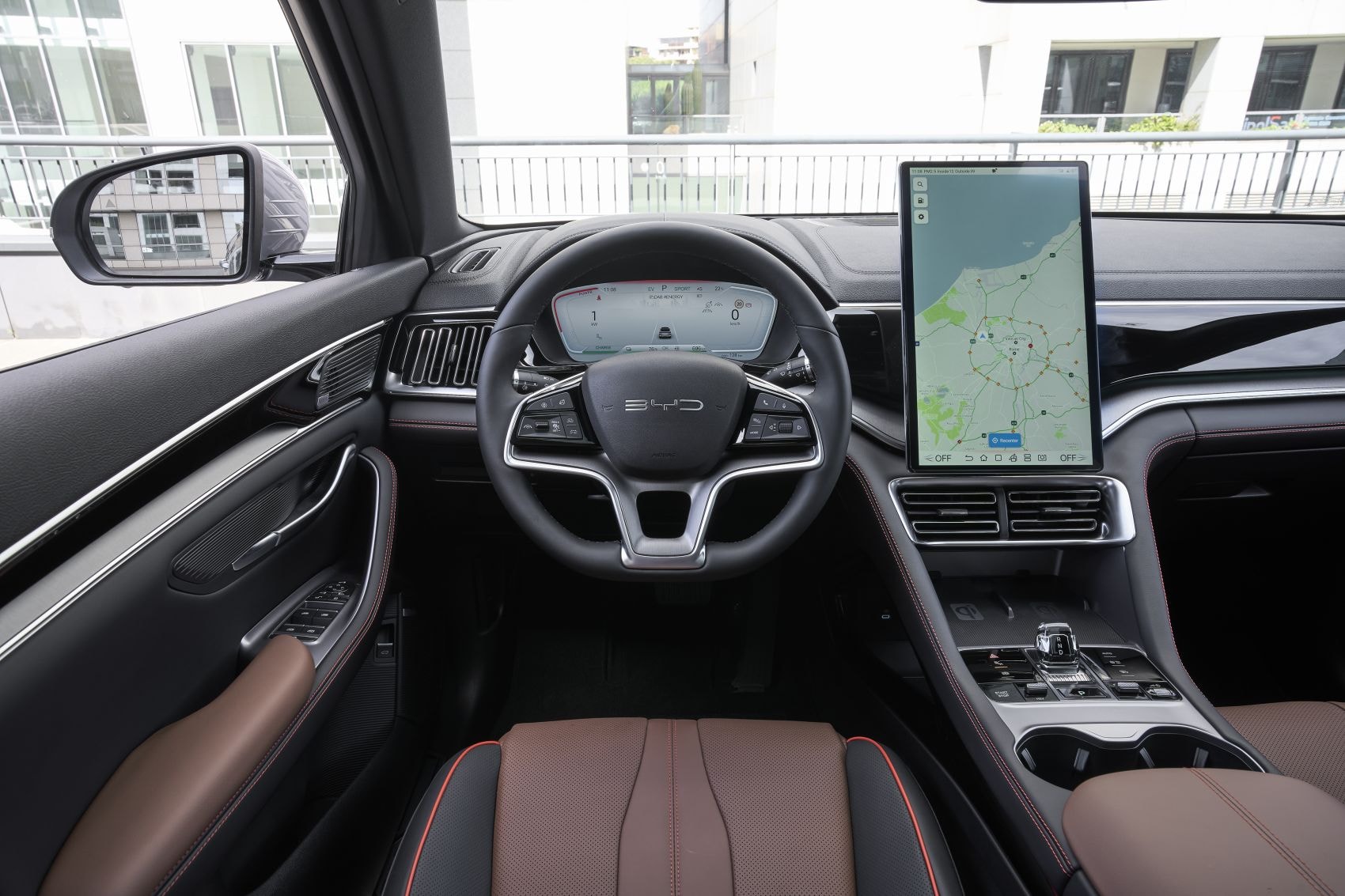 Perspectiva frontal del BYD Seal U, resaltando su diseño moderno.