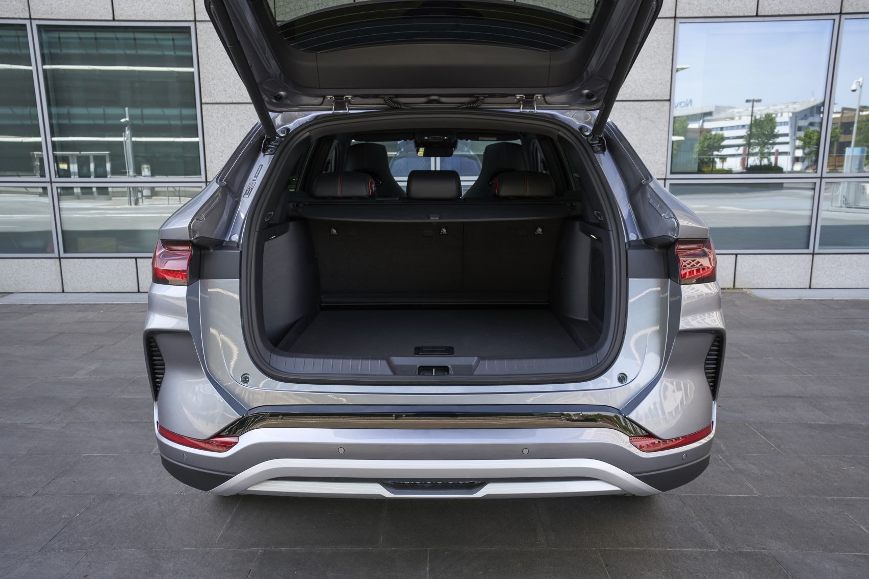 Perspectiva lateral del modelo, mostrando sus líneas estilizadas.