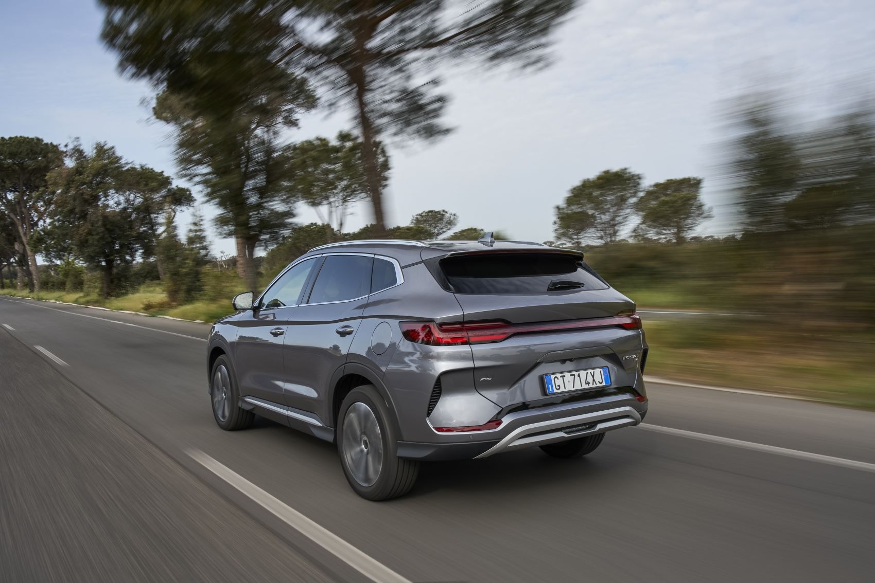 Vista trasera del vehículo que destaca su diseño aerodinámico.