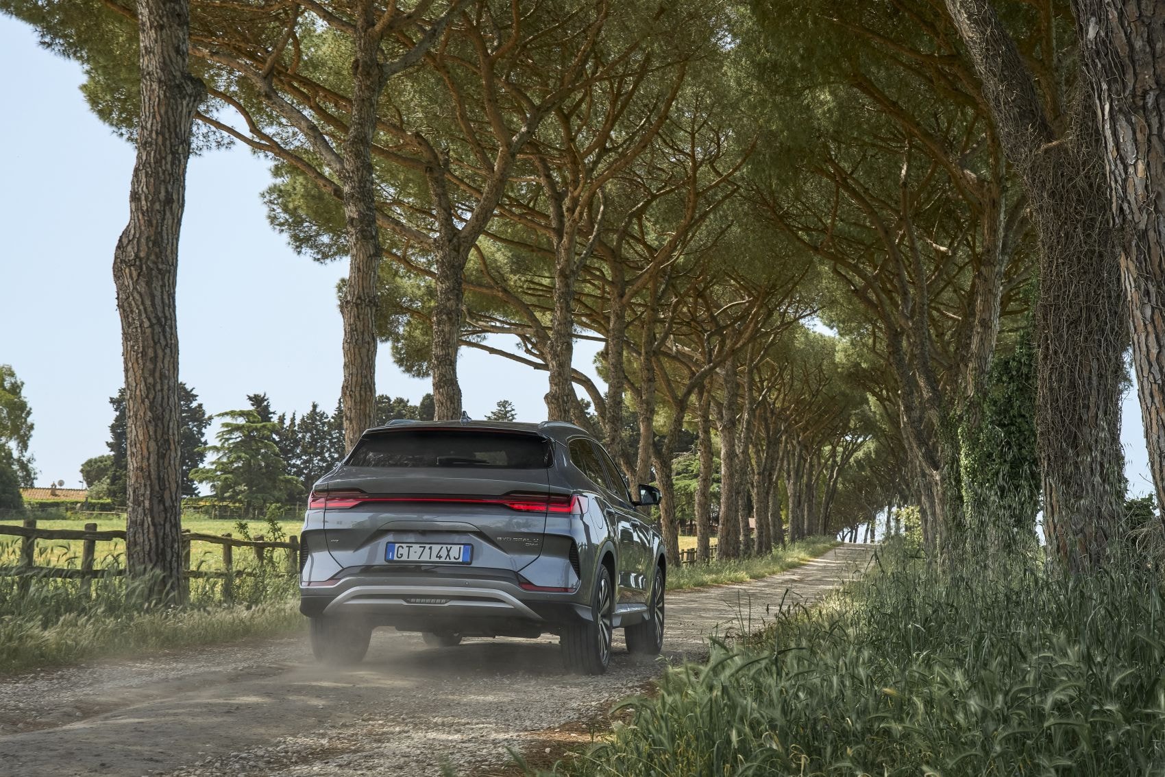 BYD Seal U avanzando por un camino rural, reflejando su versatilidad.