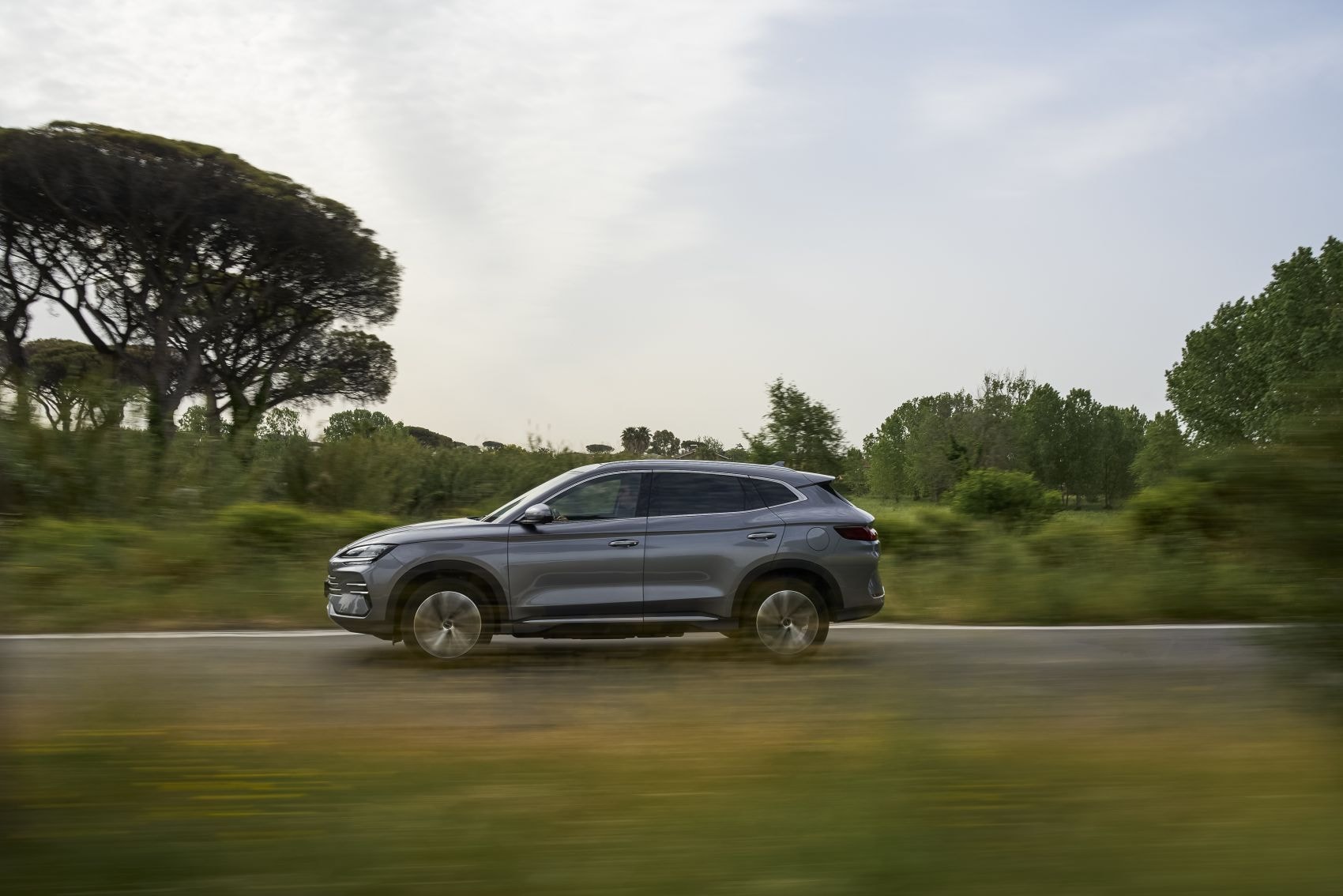 BYD Seal U en movimiento, capturando su dinamismo en la carretera.