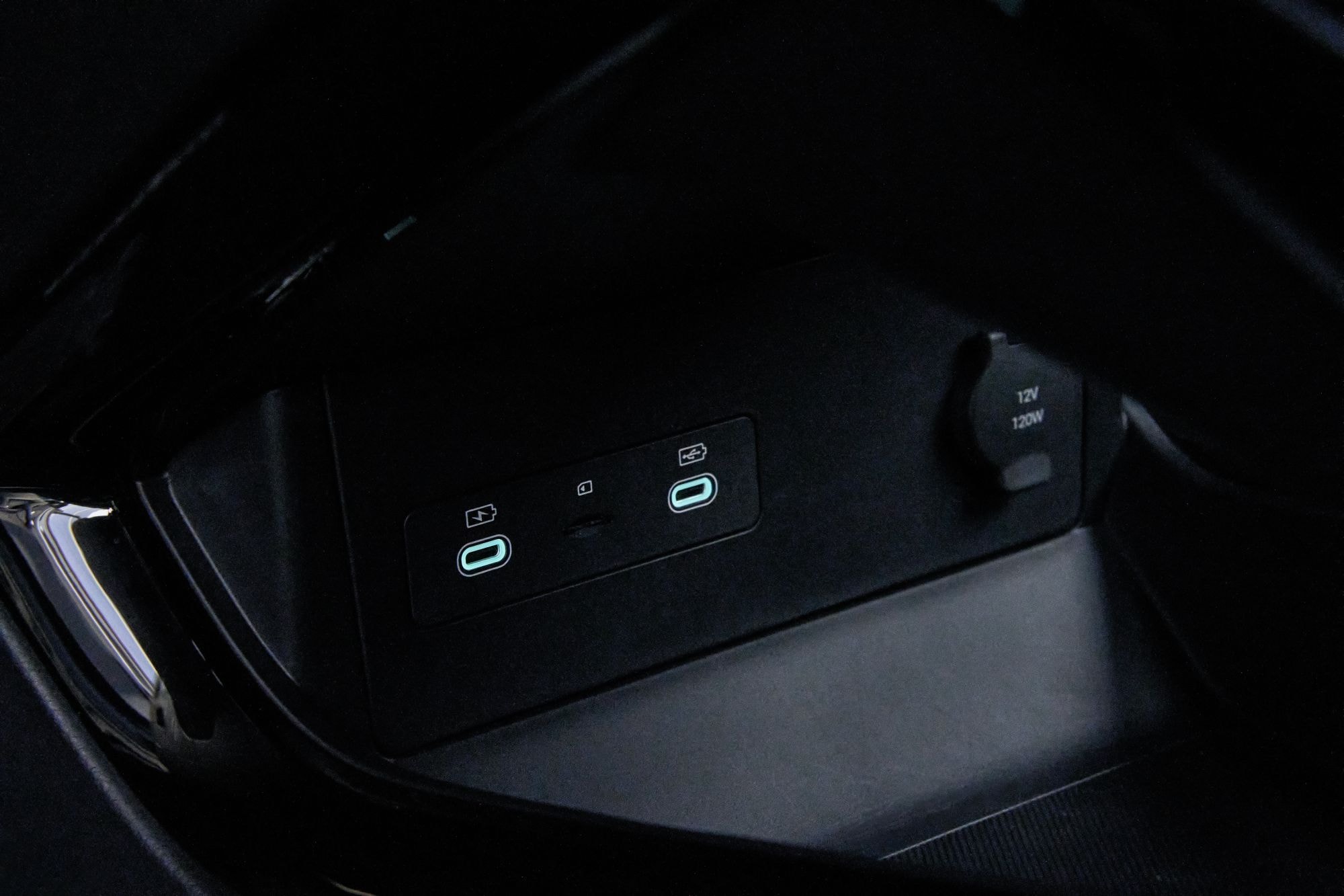 Detalle del botón de apertura del maletero.