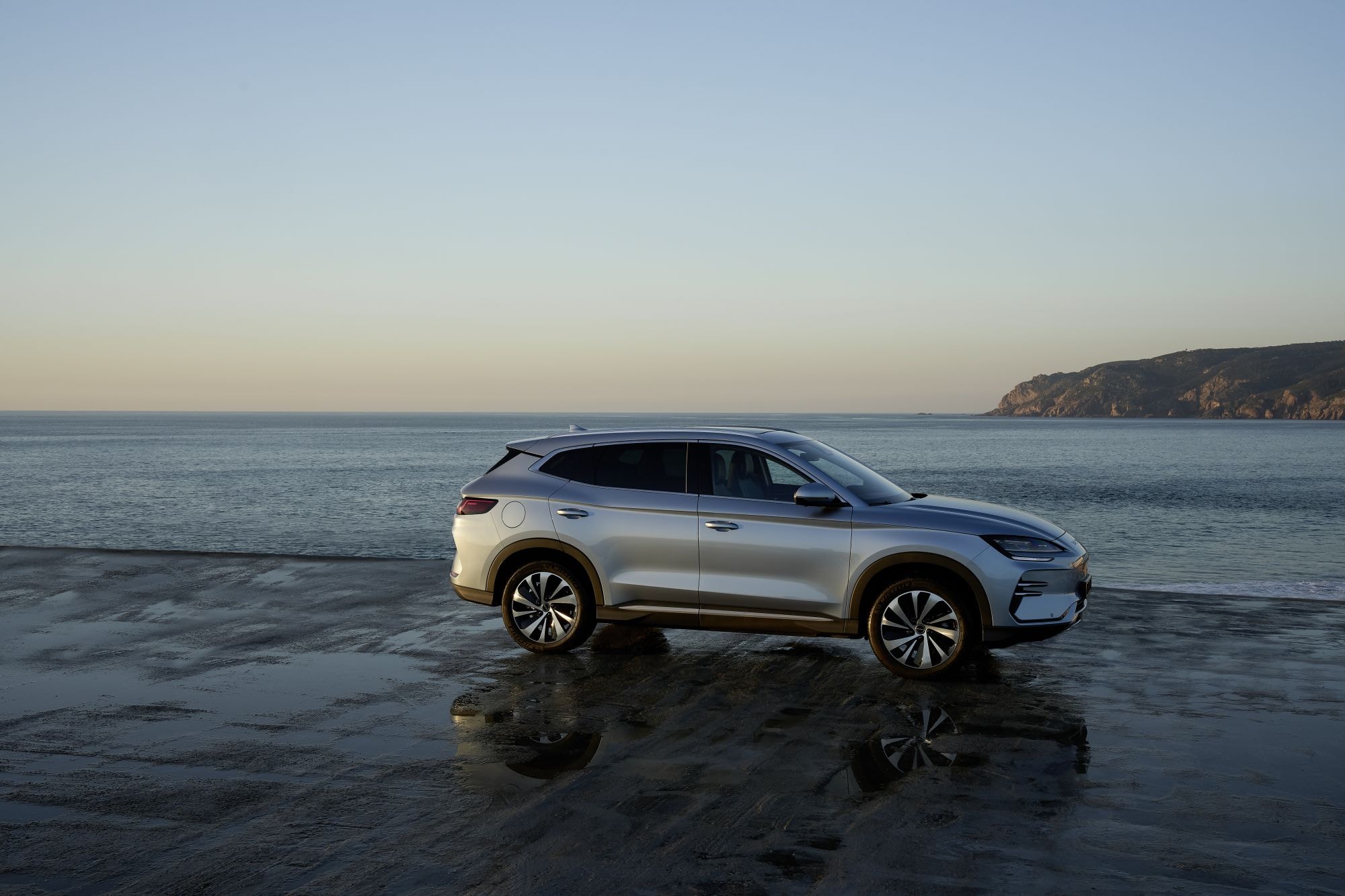 Vista lateral del BYD Seal U en la costa.