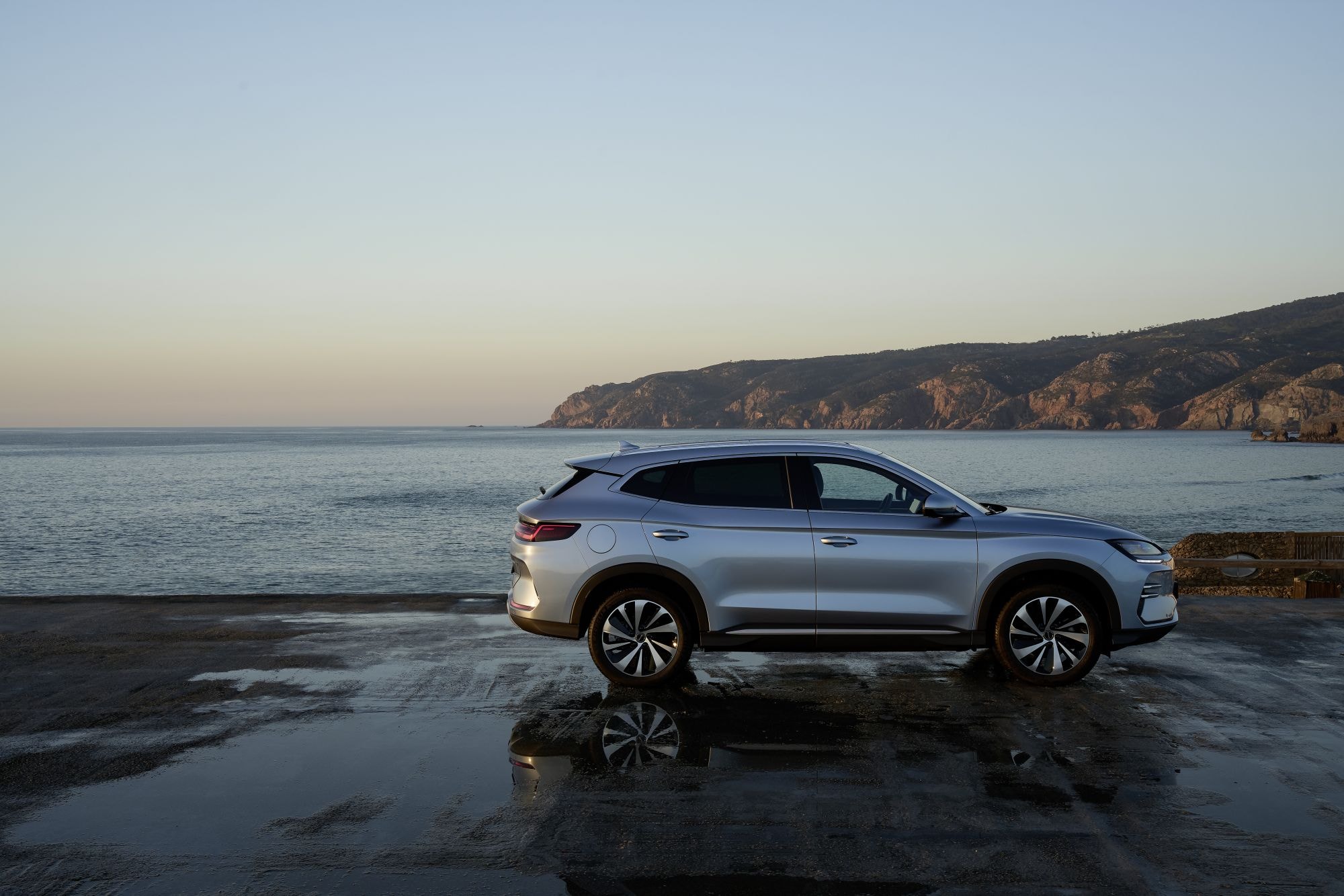 Perfil elegante del BYD Seal U al atardecer.