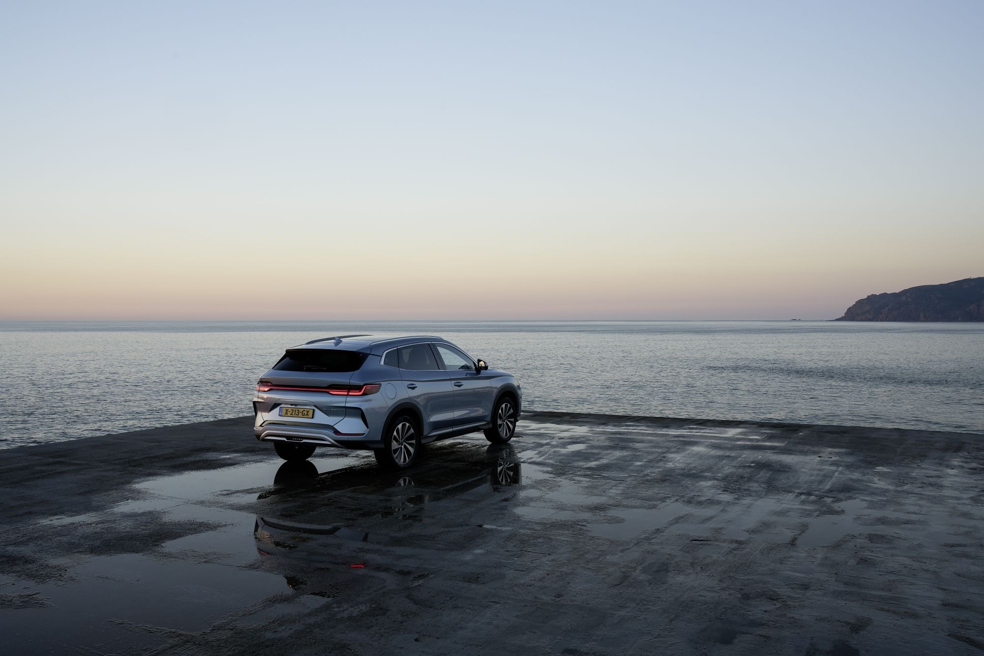 Vista lateral del SUV, captura del diseño sofisticado.