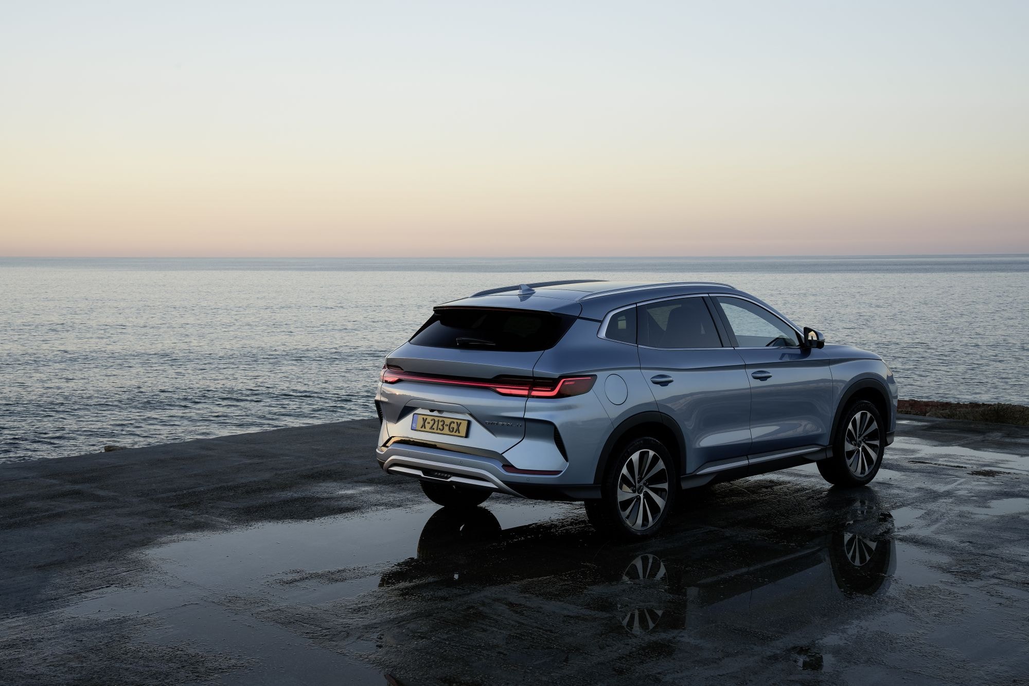 Vista trasera del BYD Seal U, reflejando la luz del atardecer.