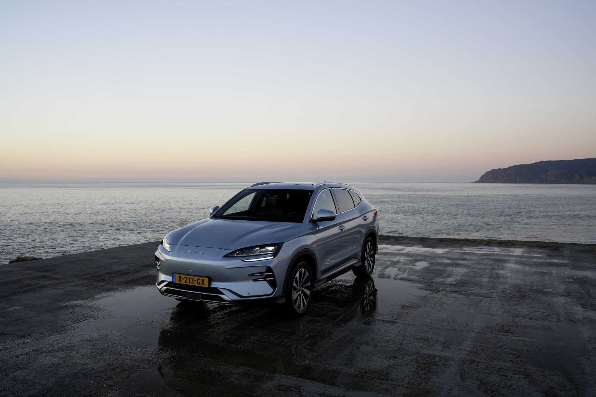 Vista frontal del BYD Seal U, mostrando su diseño distintivo.