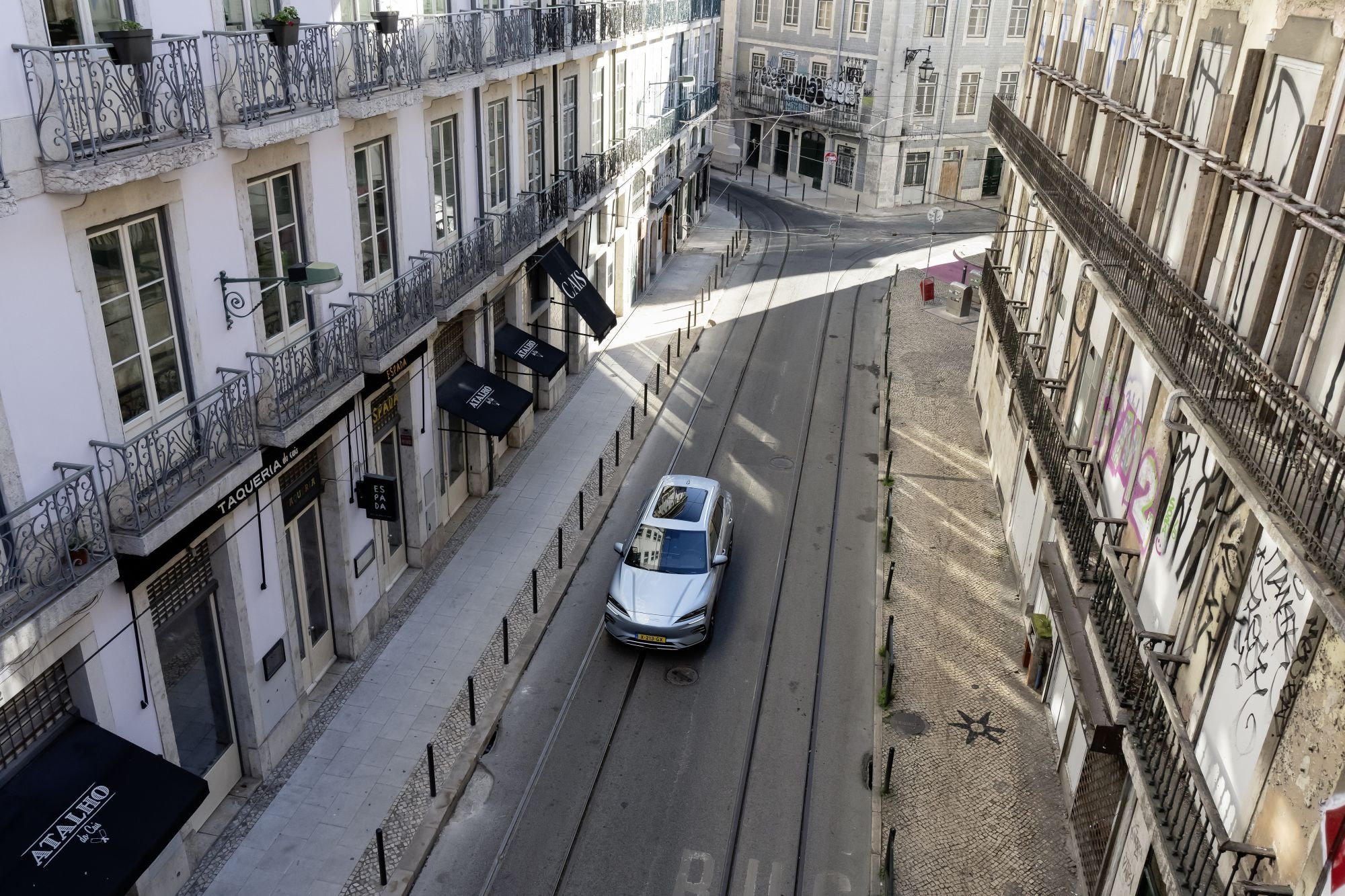 Vista delantera del Seal U en ambiente costero.
