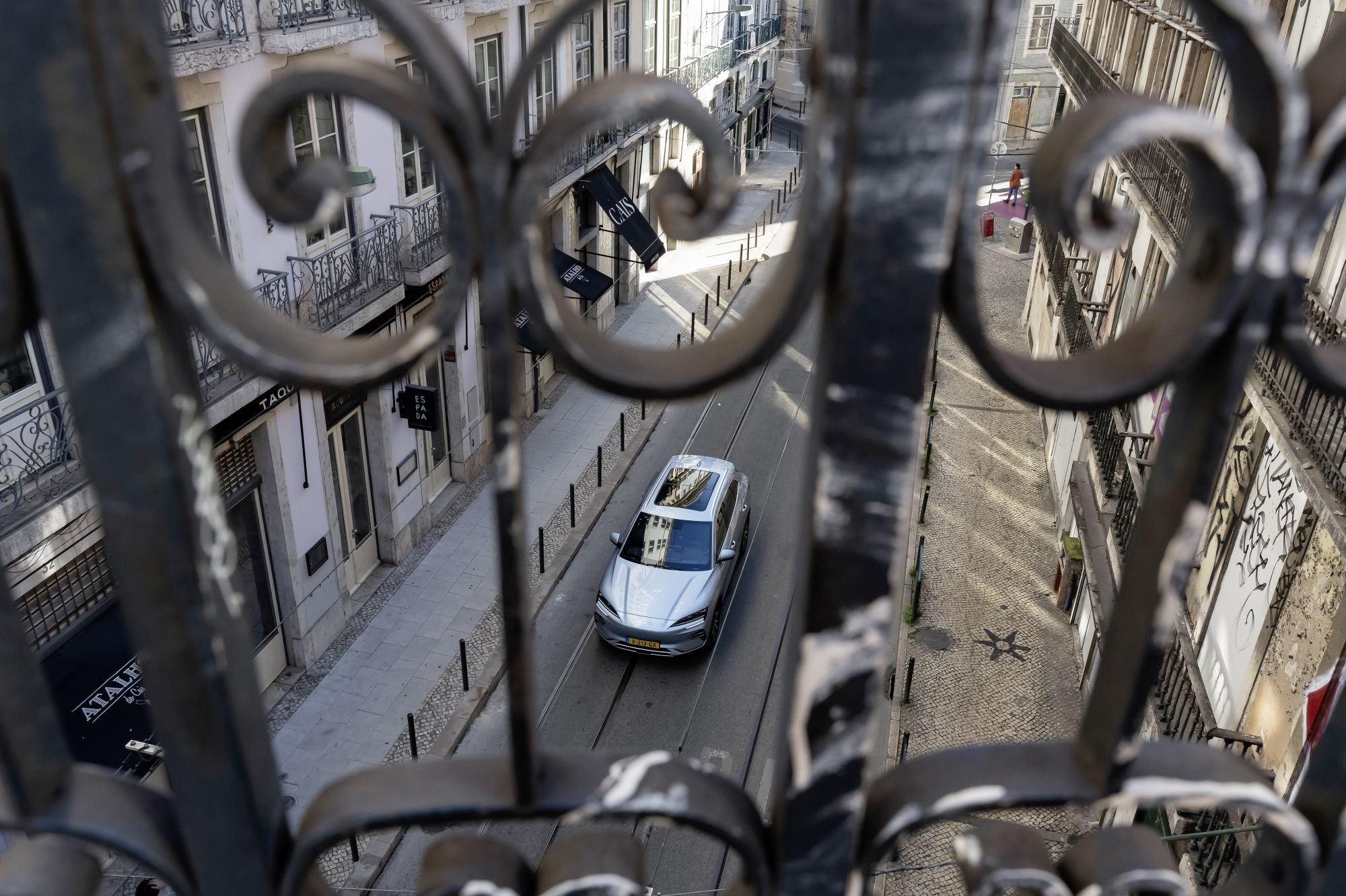 BYD Seal U navegando por calles de Lisboa.