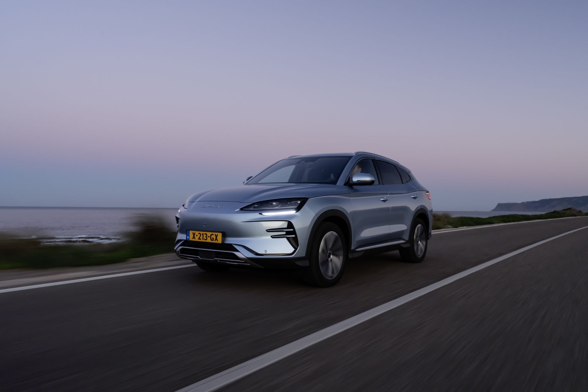 El BYD Seal U en un entorno costero al atardecer, resaltando su silueta moderna.