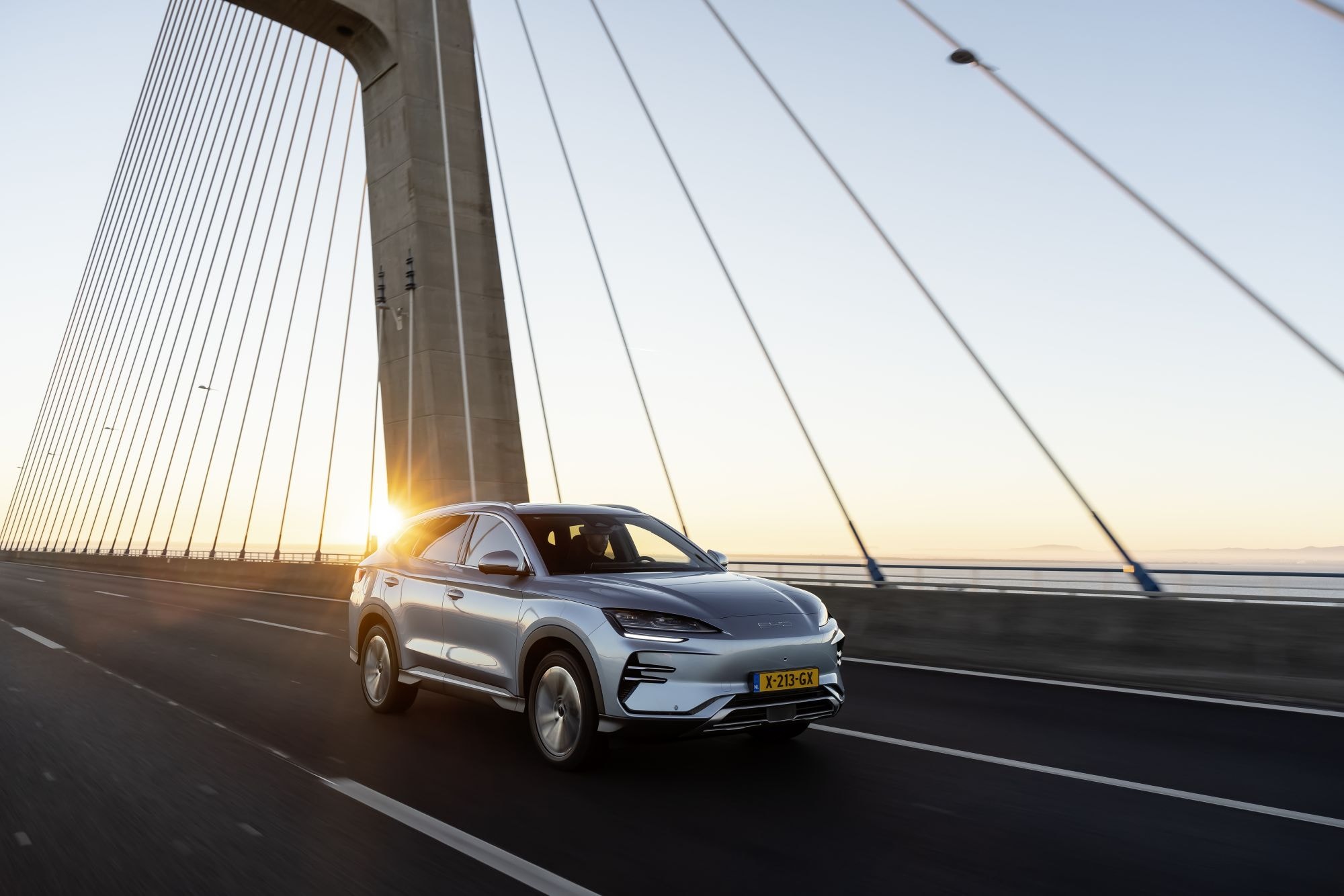 BYD Seal U en la autopista brillando bajo la luz del sol.