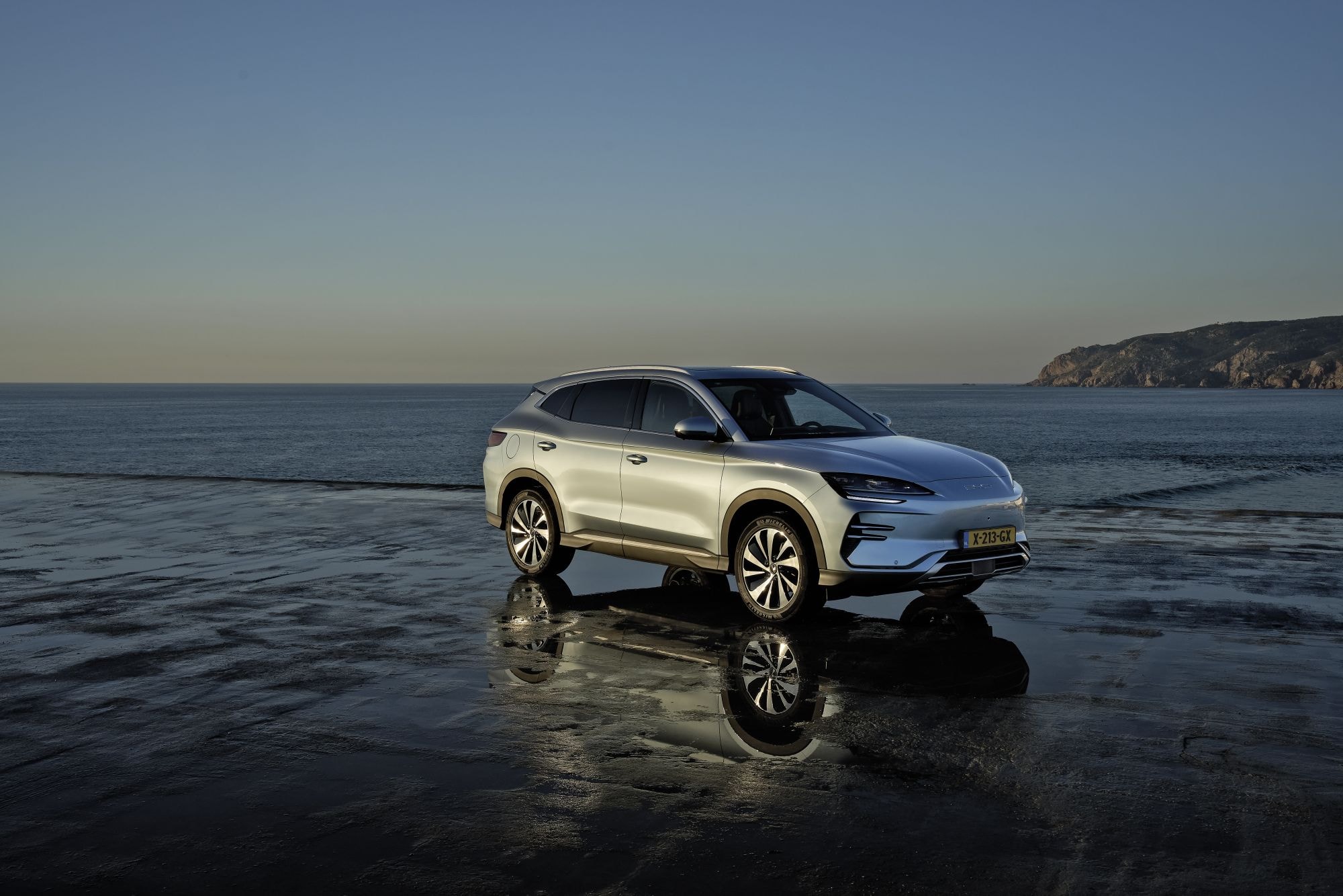 Detalle del puerto de carga del BYD Seal U, compatible y eficiente.