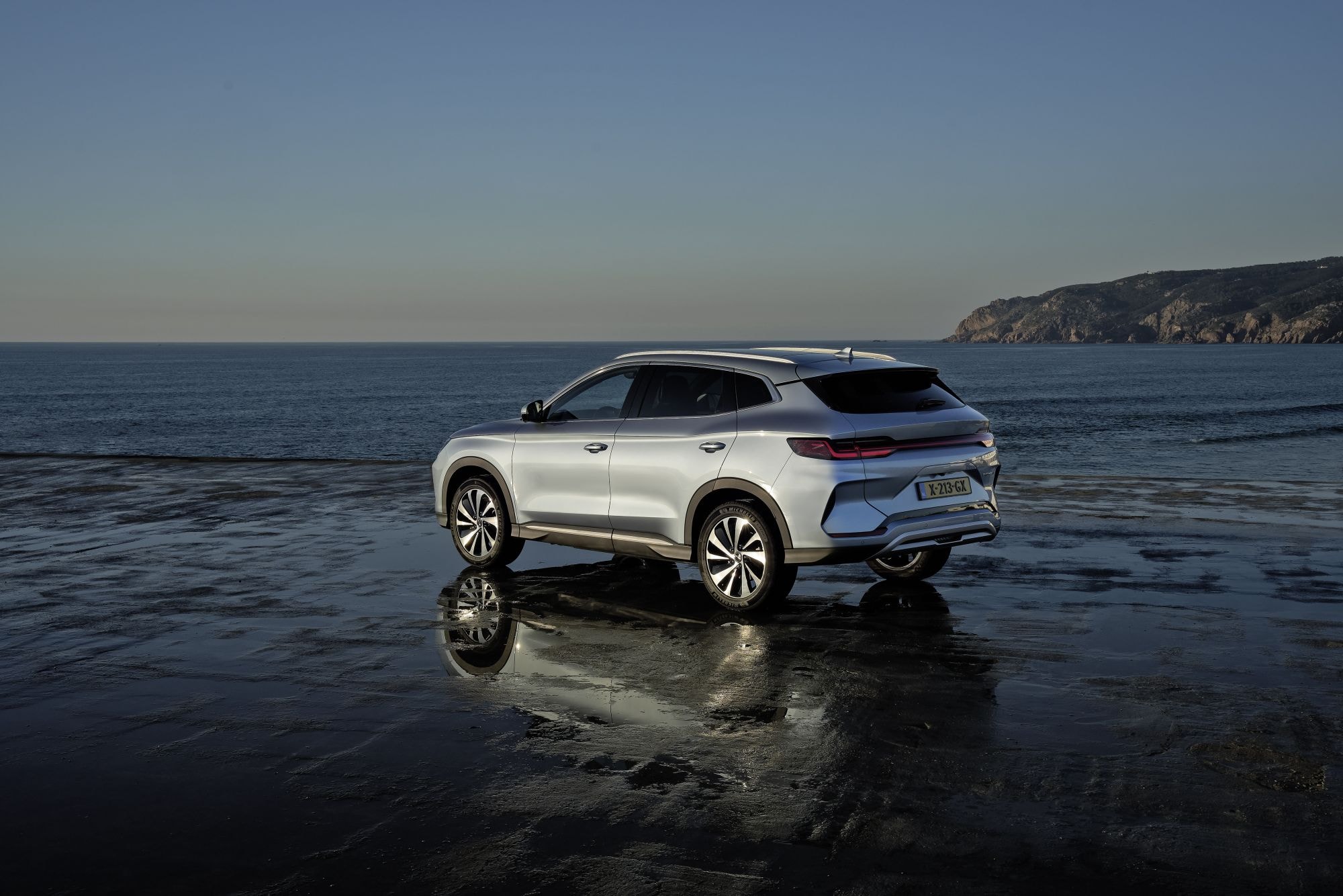 Conector de carga ubicado en la parte trasera, diseñado para facilidad de uso.