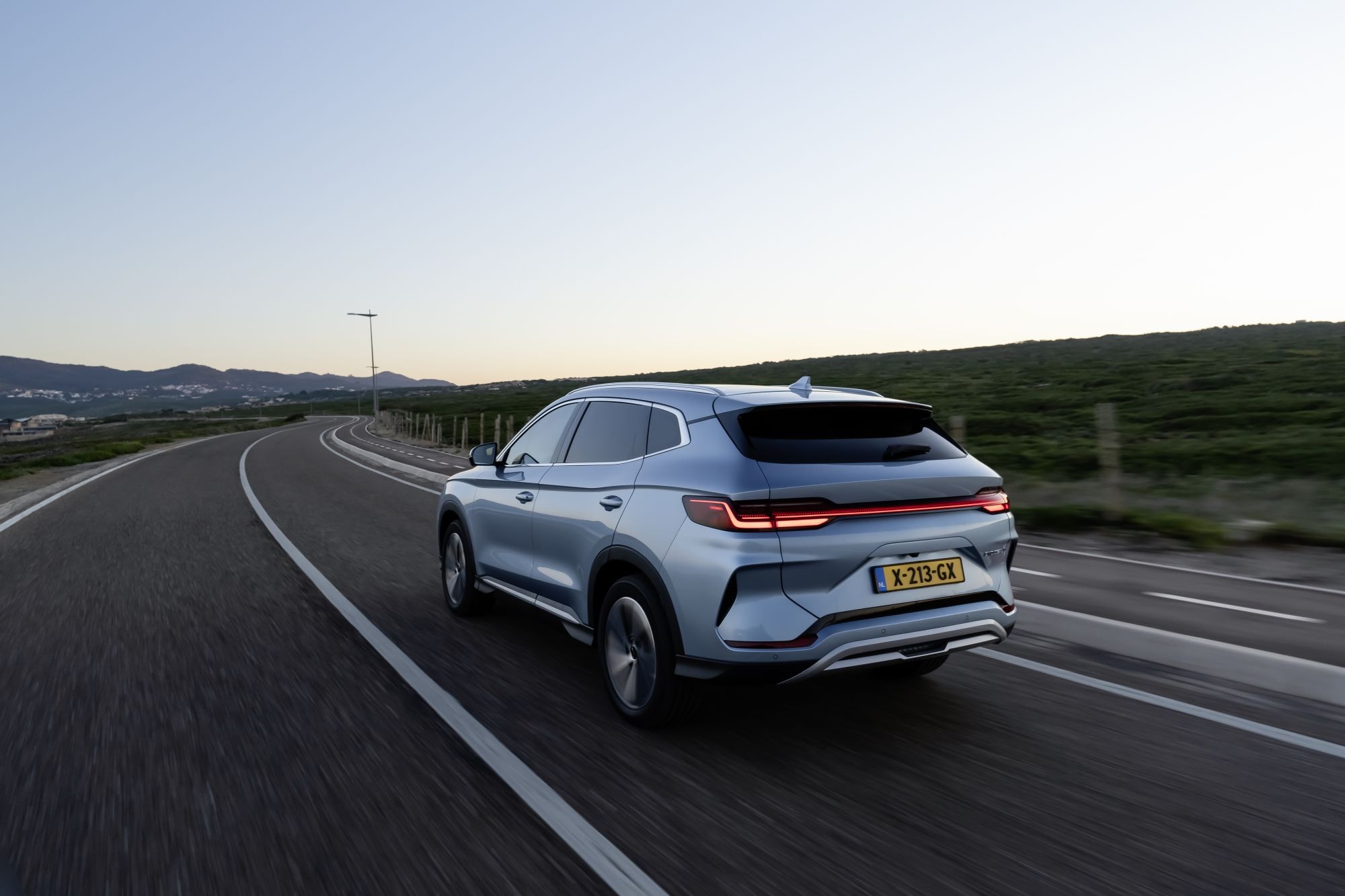 El BYD Seal U tomando una curva en una carretera costera, mostrando su agilidad.