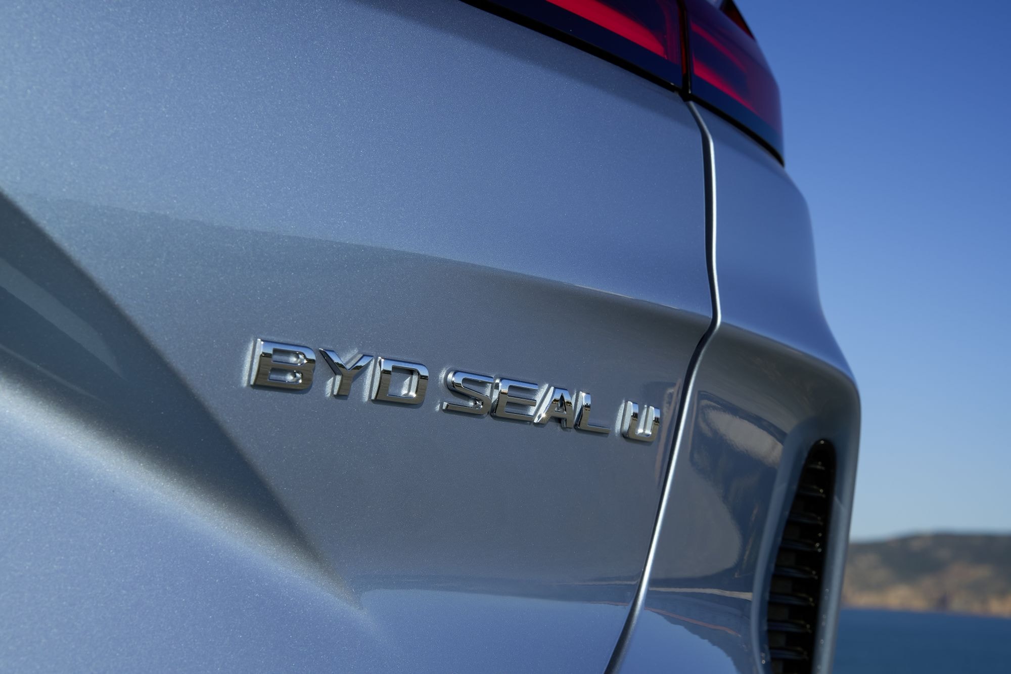 Perspectiva frontal del BYD Seal U mostrando su diseño robusto.