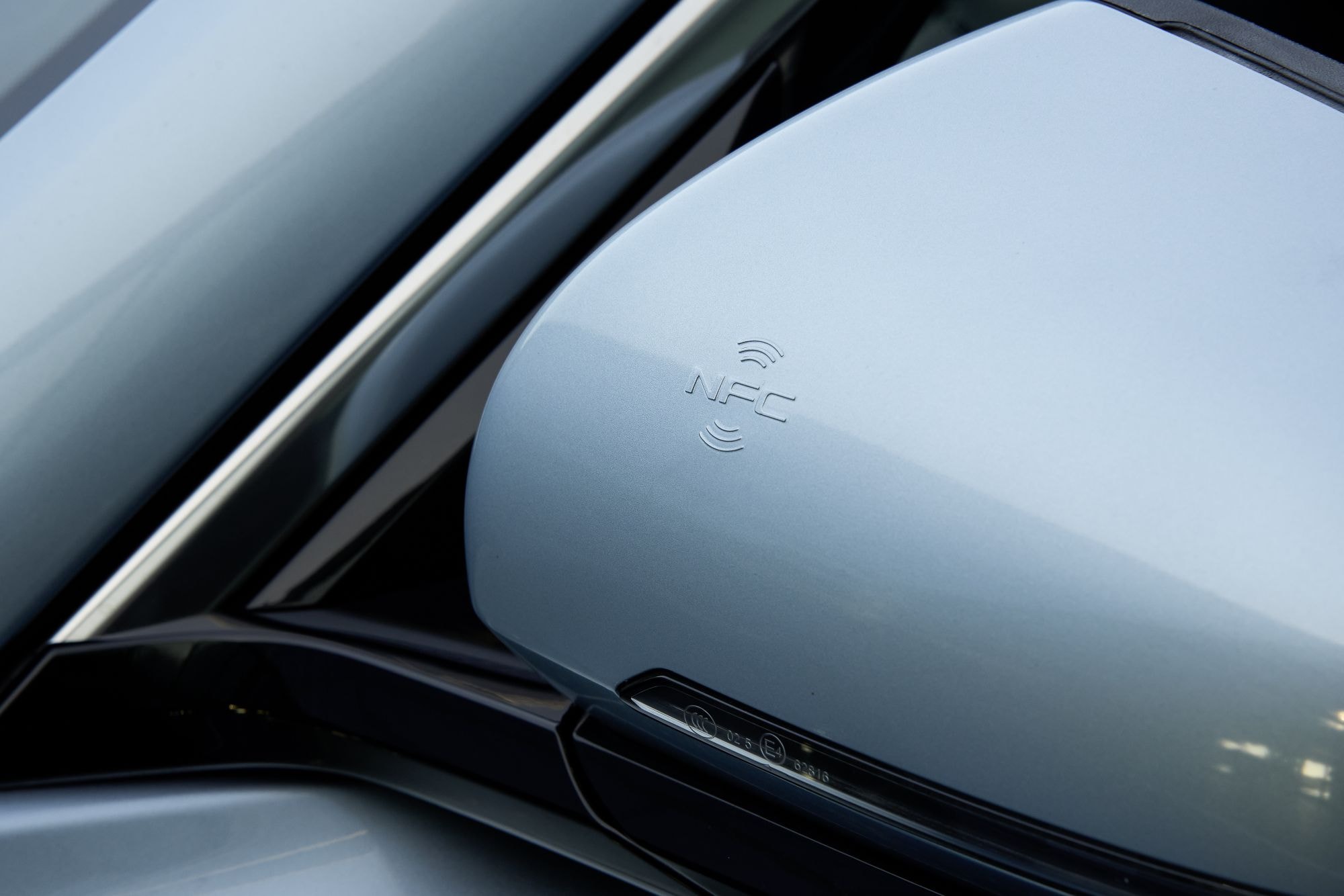 Detail of BYD Tech en el piloto trasero, evidencia de su tecnología.