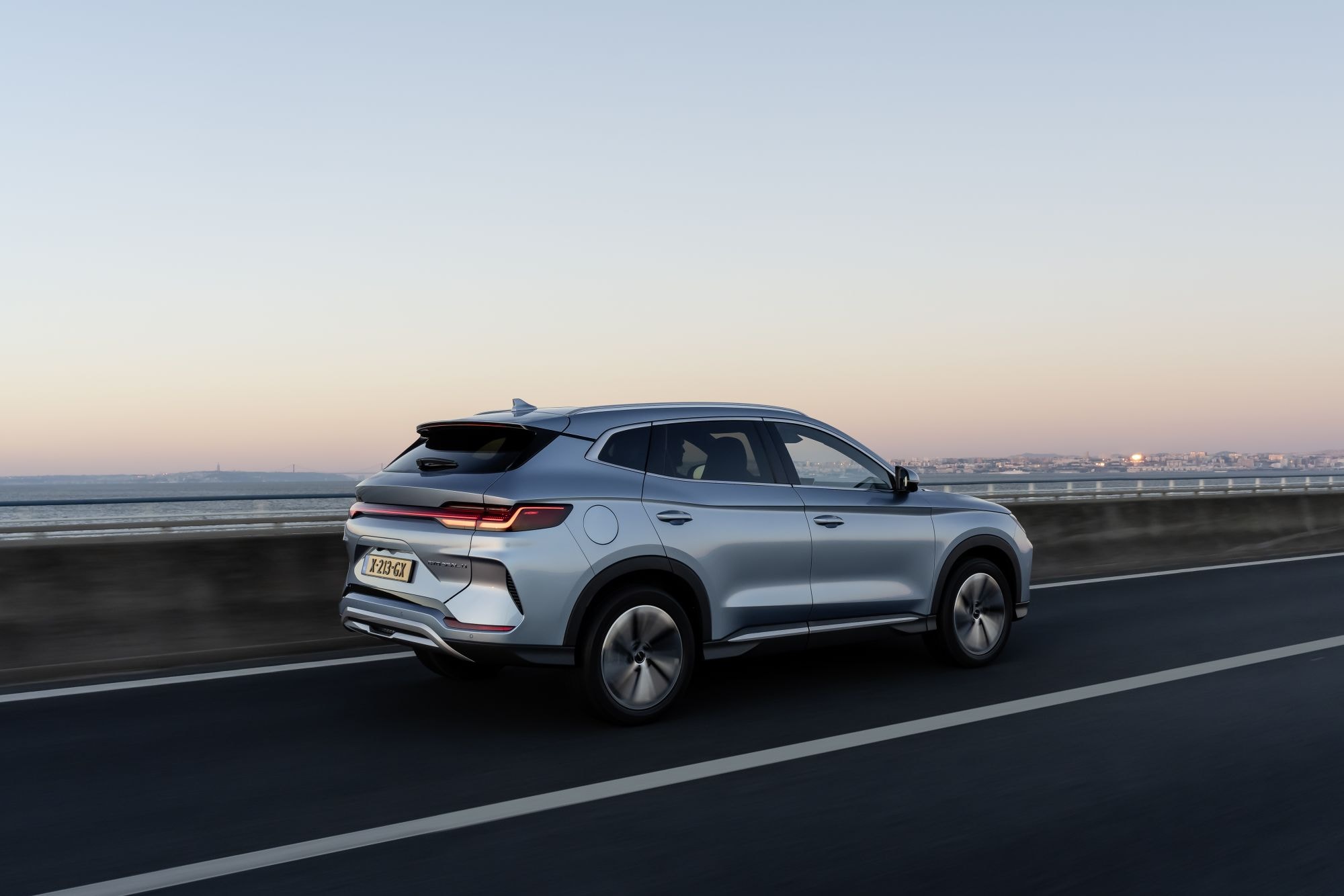 BYD Seal U en movimiento, exhibiendo su agilidad en la carretera.