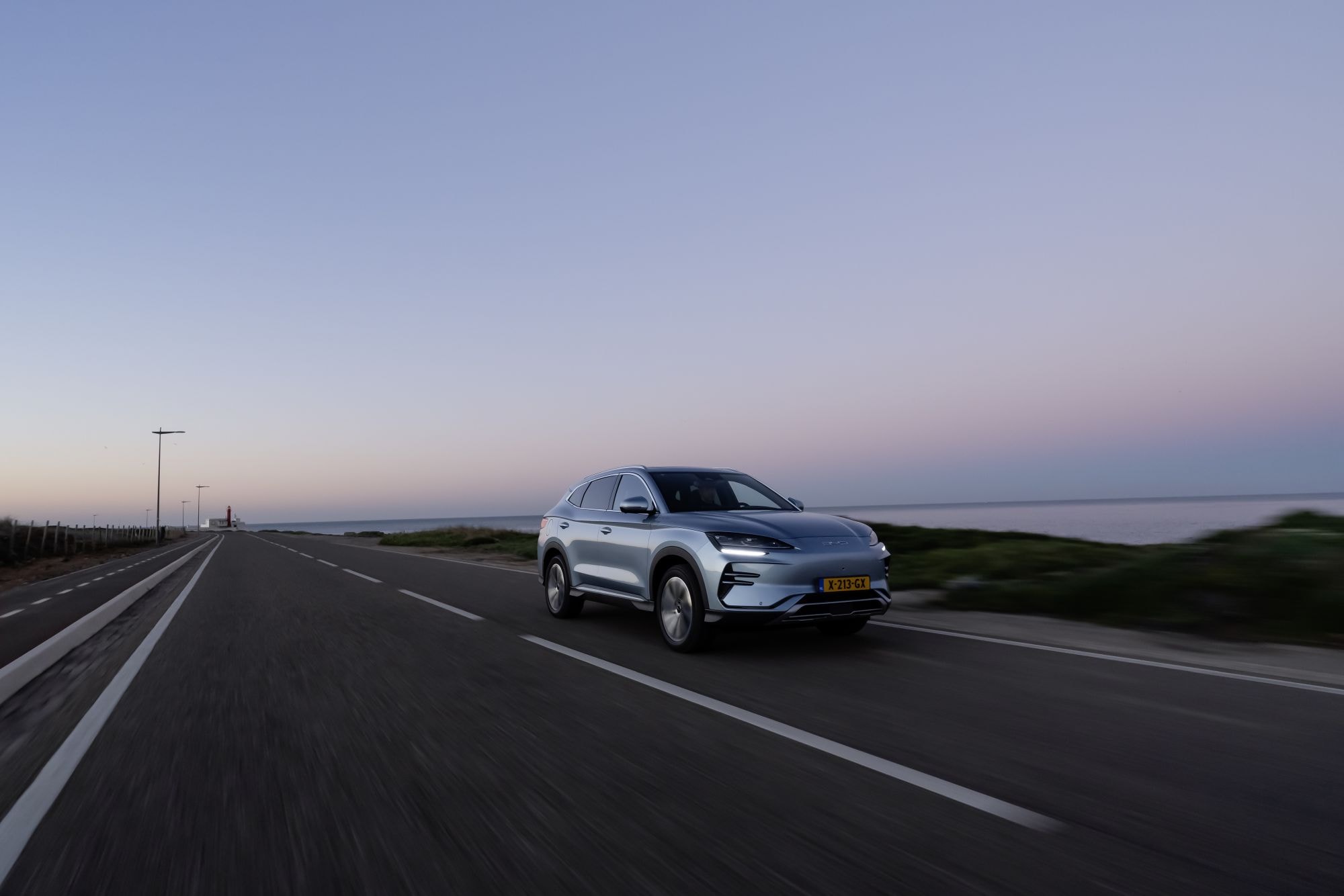 El BYD Seal U atravesando un camino costero, luciendo dinámico y moderno.