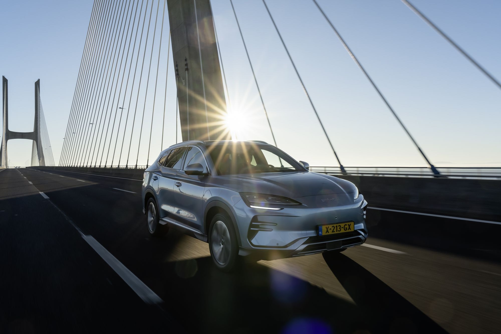 El BYD Seal U en movimiento, destacando su diseño elegante bajo la luz del sol.