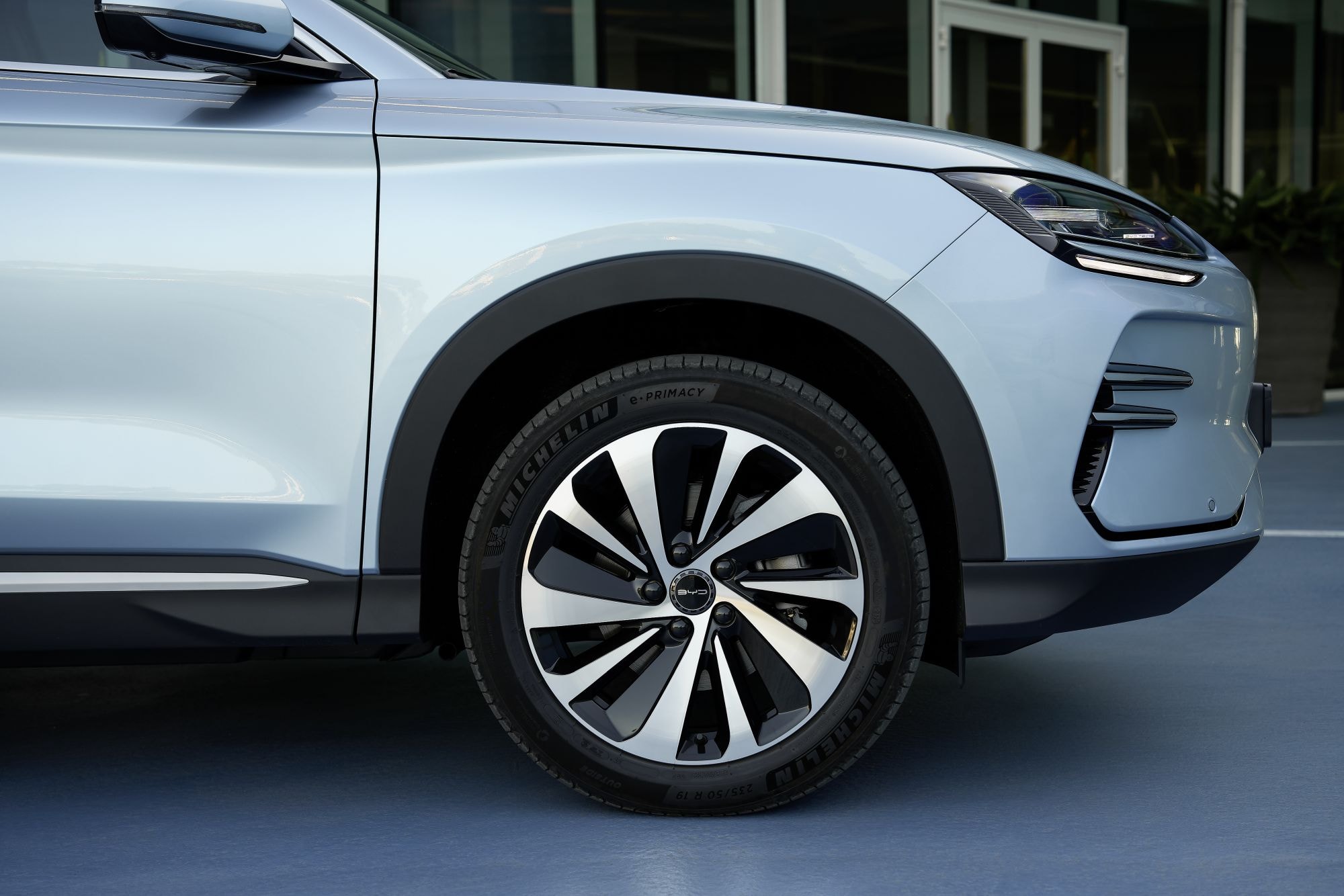 Vista lateral del embellecedor frontal, reflejando su agresividad.