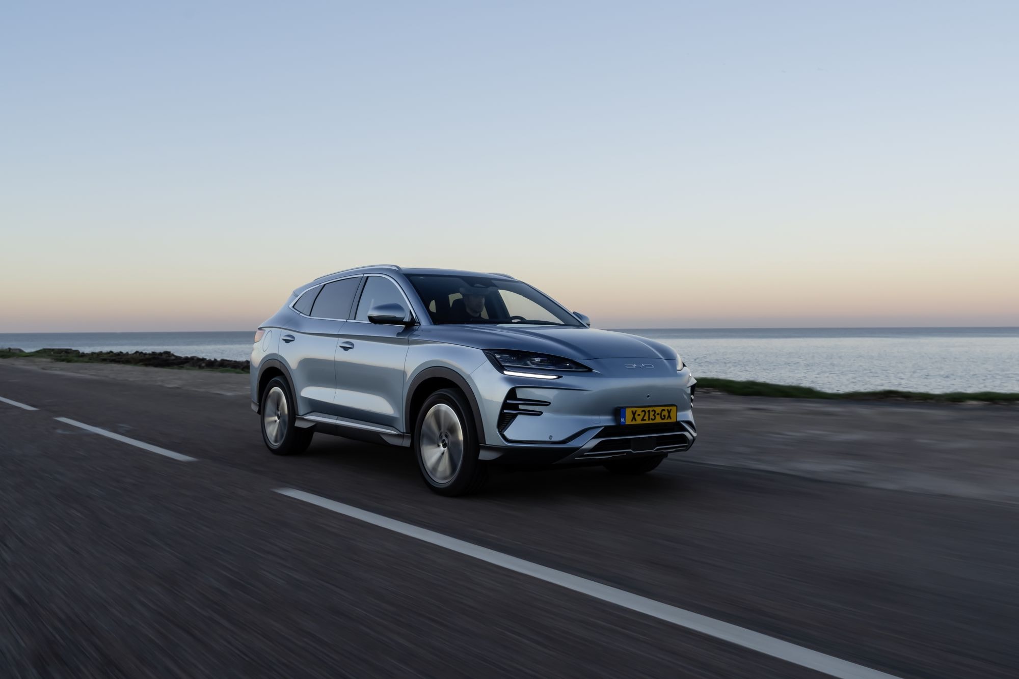 El BYD Seal U despliega su elegancia en la carretera al atardecer.