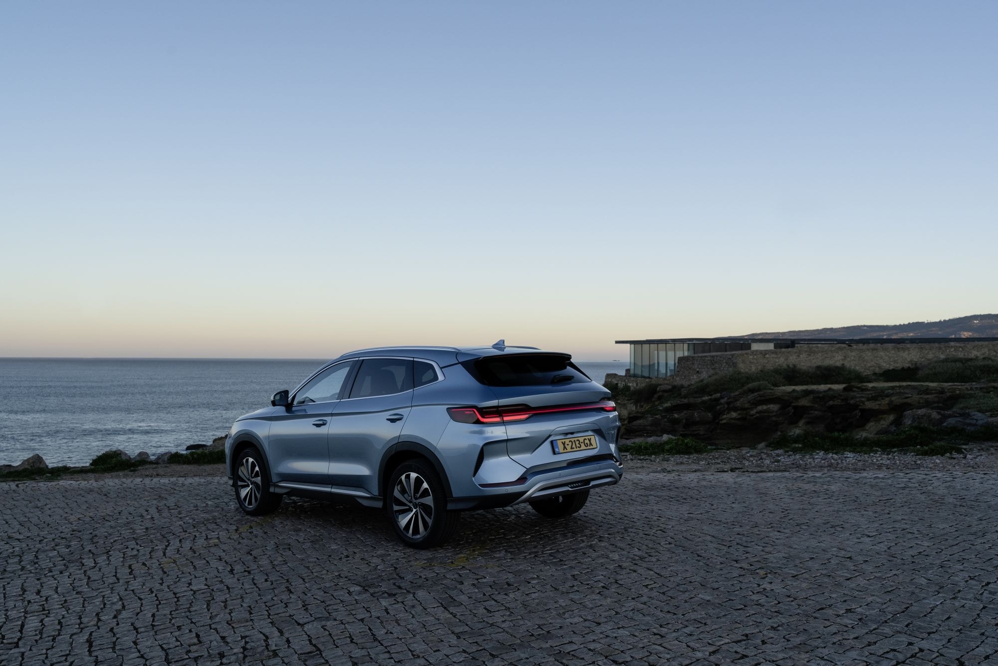 Captura del BYD Seal U destacándose en un paisaje costero impresionante.