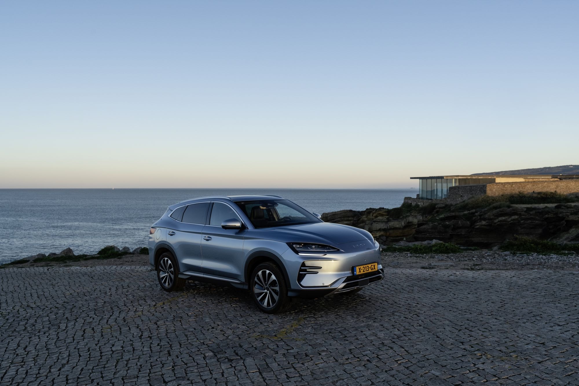 Vista lateral del BYD Seal U mostrando su diseño deportivo y aerodinámico.