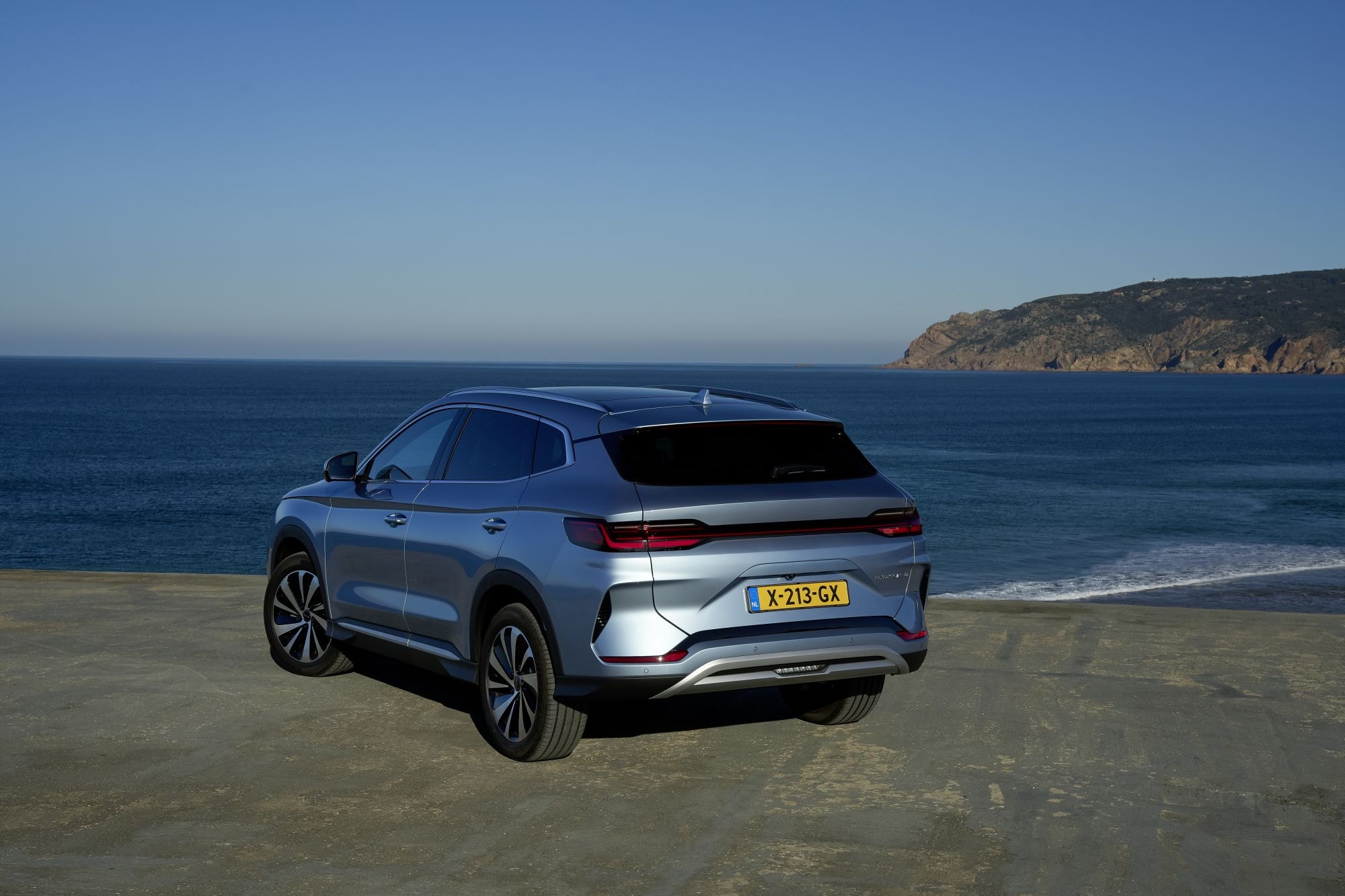 Vista del BYD Seal U junto al mar, enfatizando su presencia robusta y elegante.