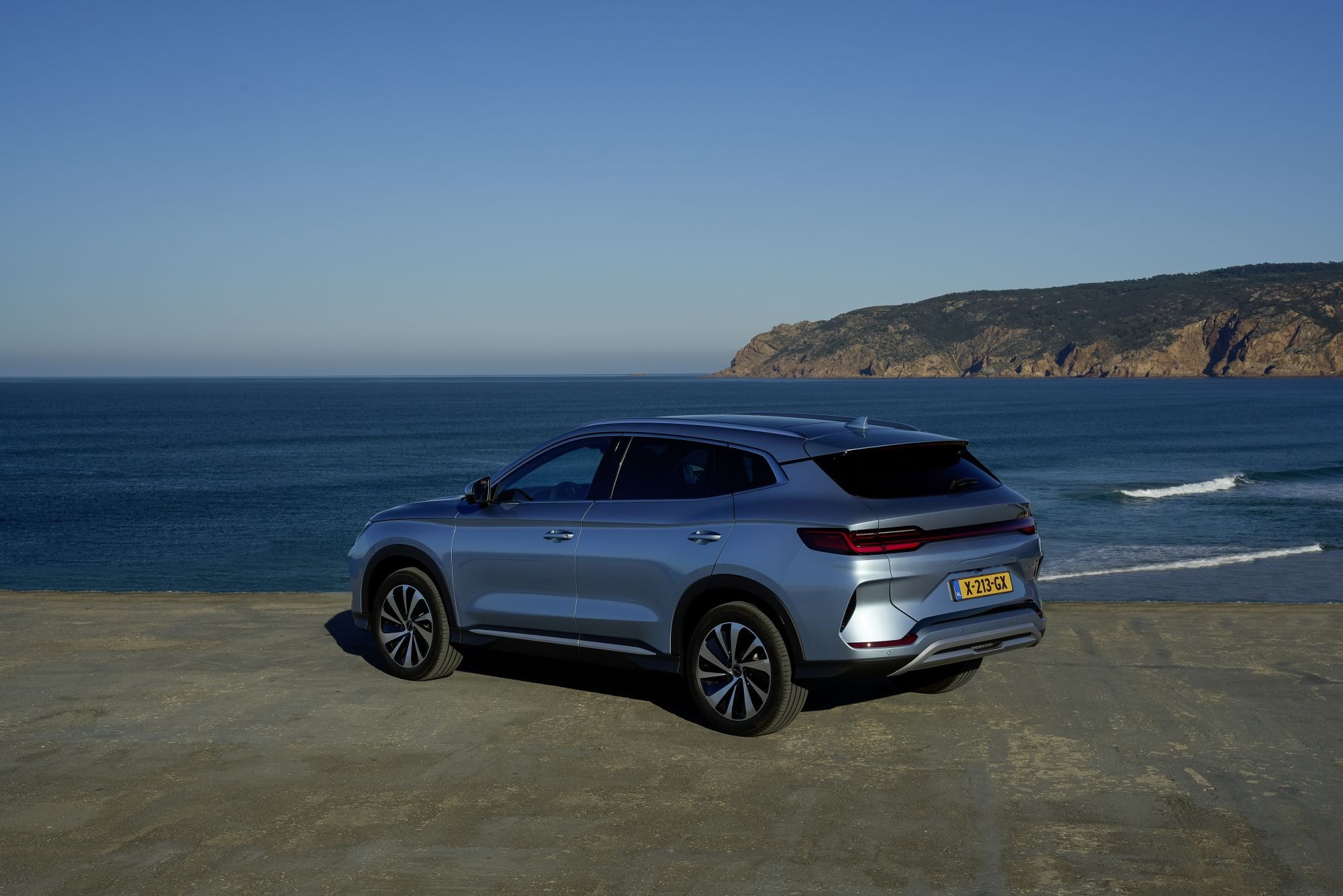 El BYD Seal U disfruta su tiempo en la playa, un mezclador perfecto de diseño y naturaleza.