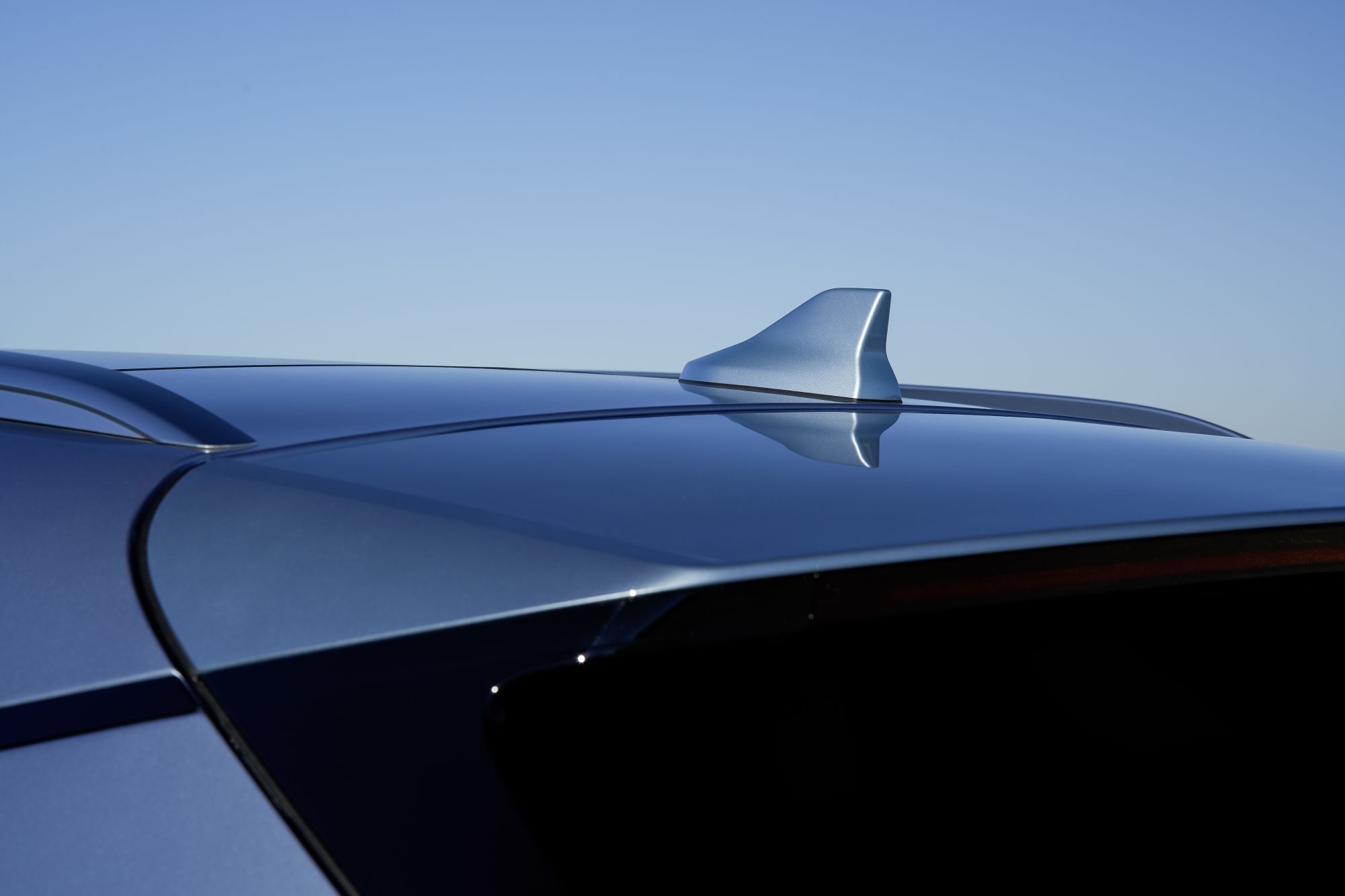 El BYD Seal U en un impresionante paisaje costero.