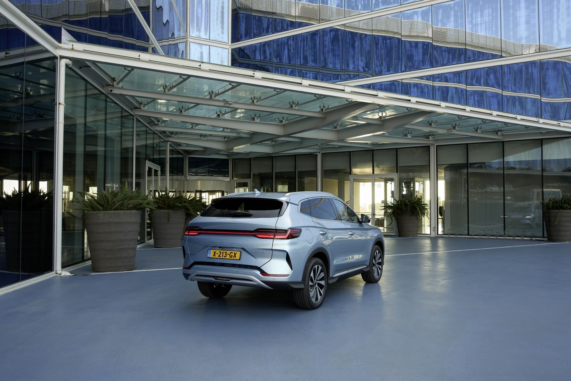 Vista lateral del BYD Seal U, con un diseño moderno y aerodinámico.