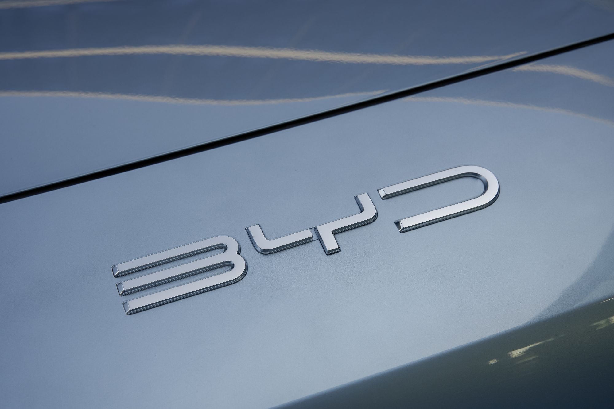 BYD Seal U estacionado frente a un moderno edificio.