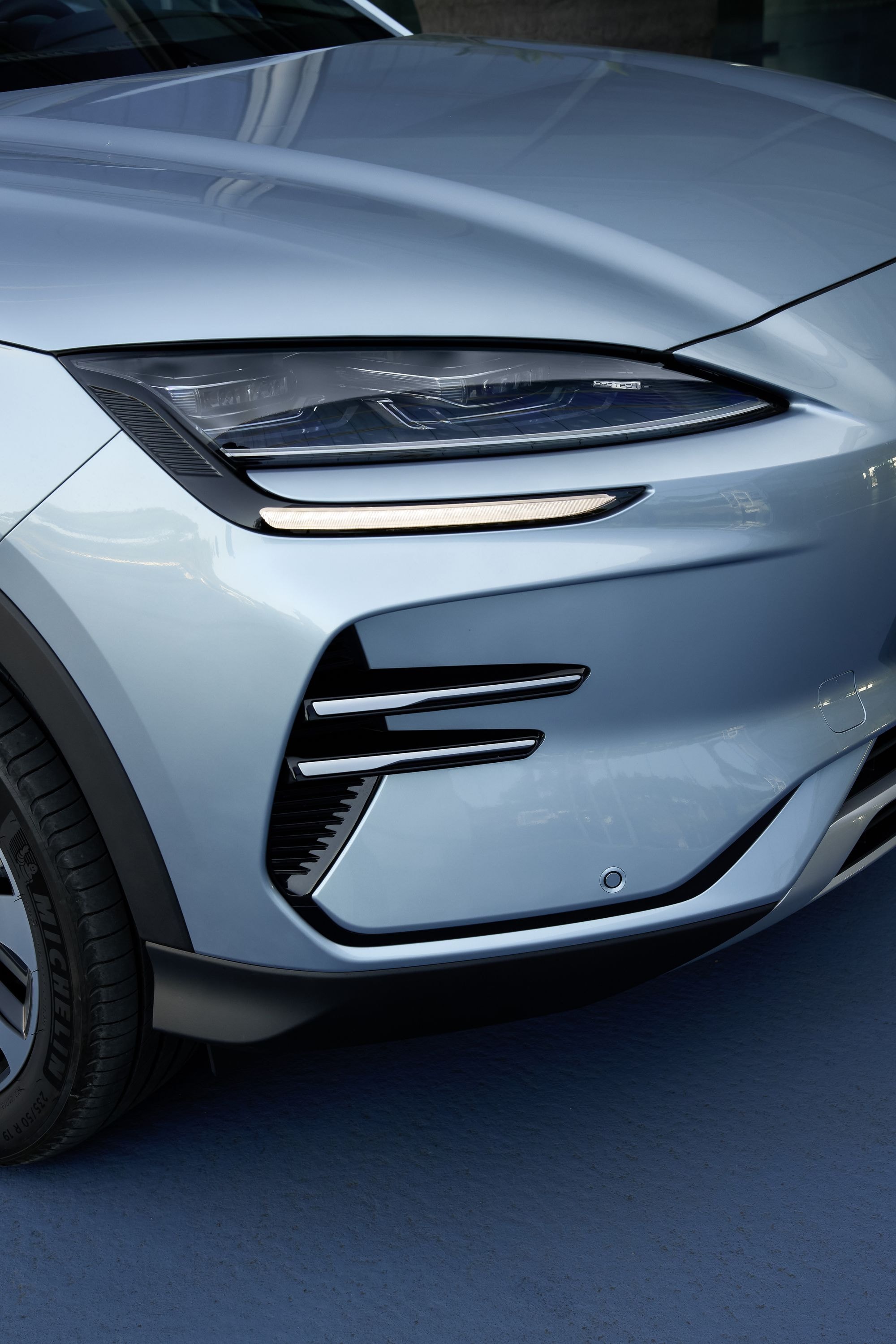 Vista del faro del BYD Seal U, con diseño moderno y aerodinámico.