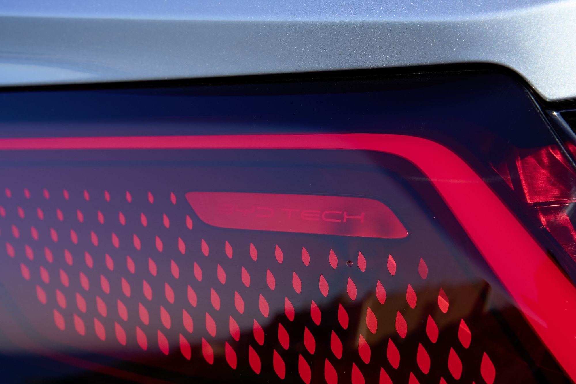 Close-up de los faros del BYD Seal U con un diseño vanguardista.