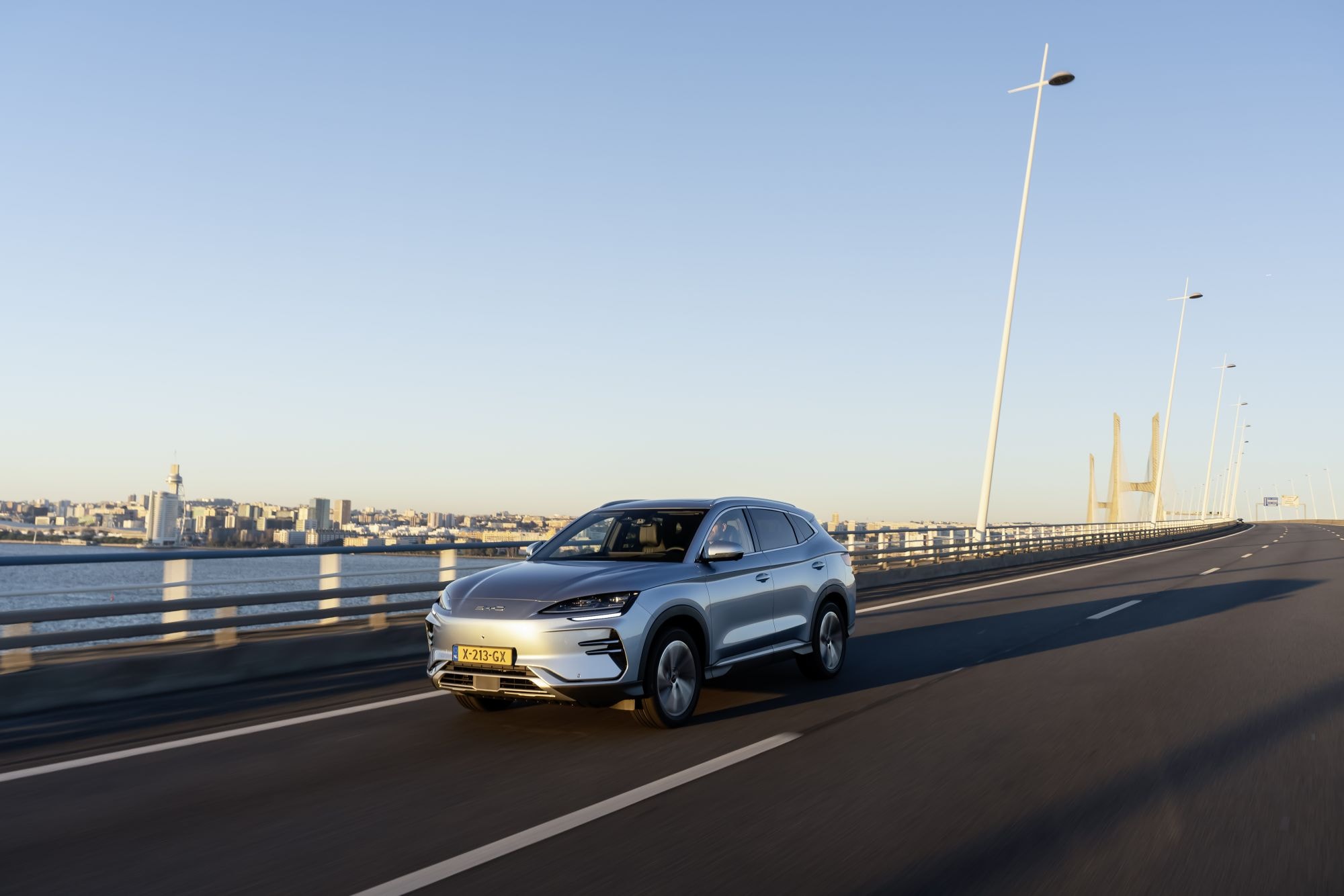 Vista lateral del BYD Seal U en carretera, resaltando su imponente frontal.