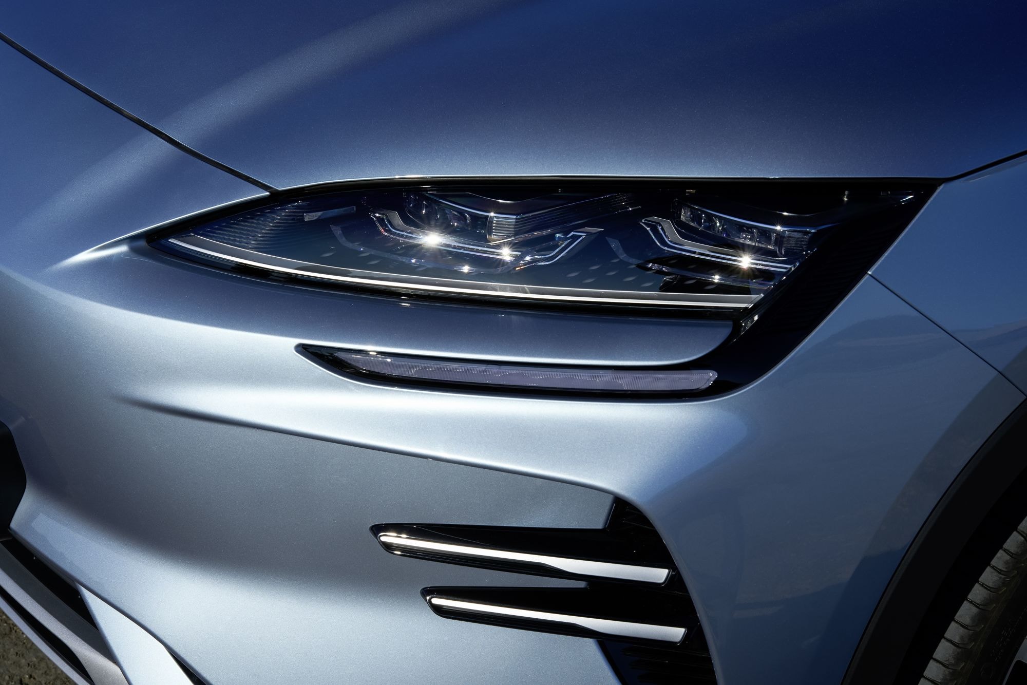 Vista frontal con detalles de los faros LED que destacan su moderno diseño.