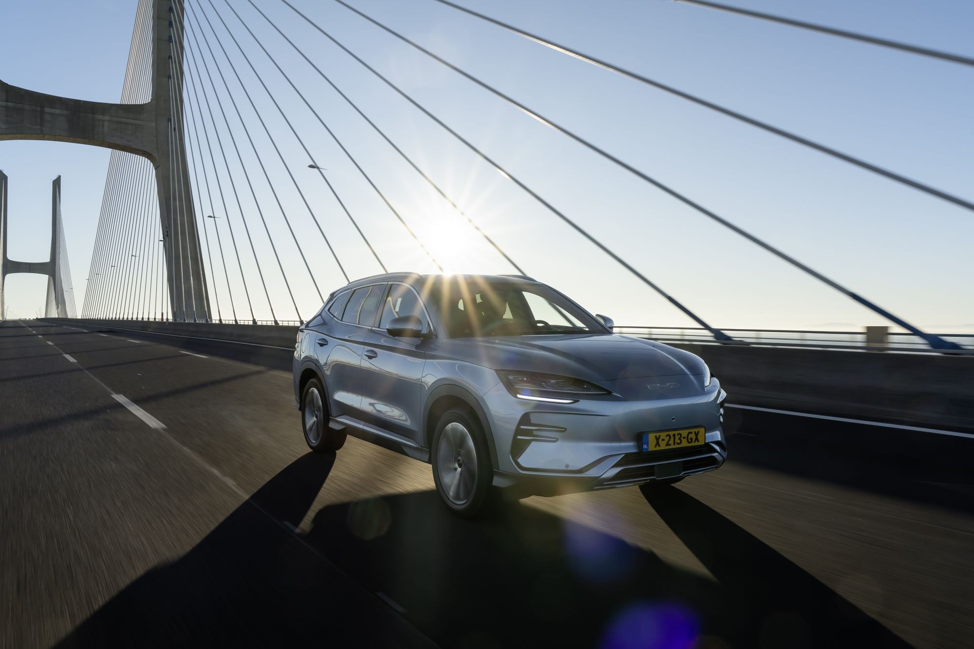 El BYD Seal U capturado bajo el sol, mostrando detalles de su diseño.