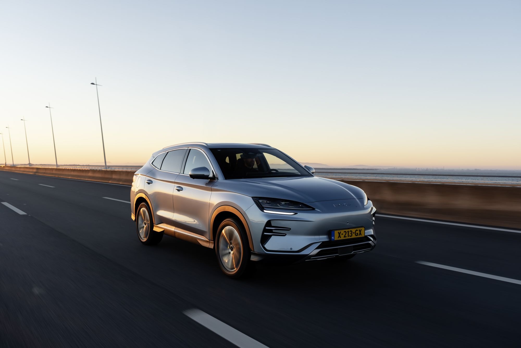 Frontal del BYD Seal U en movimiento, mostrando su robustez.