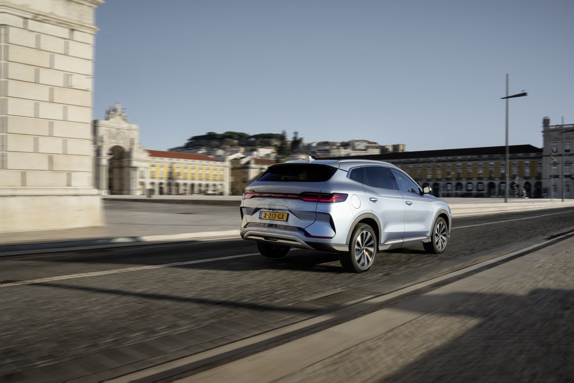 Vista del lado frontal del BYD Seal U evidenciando su diseño moderno.