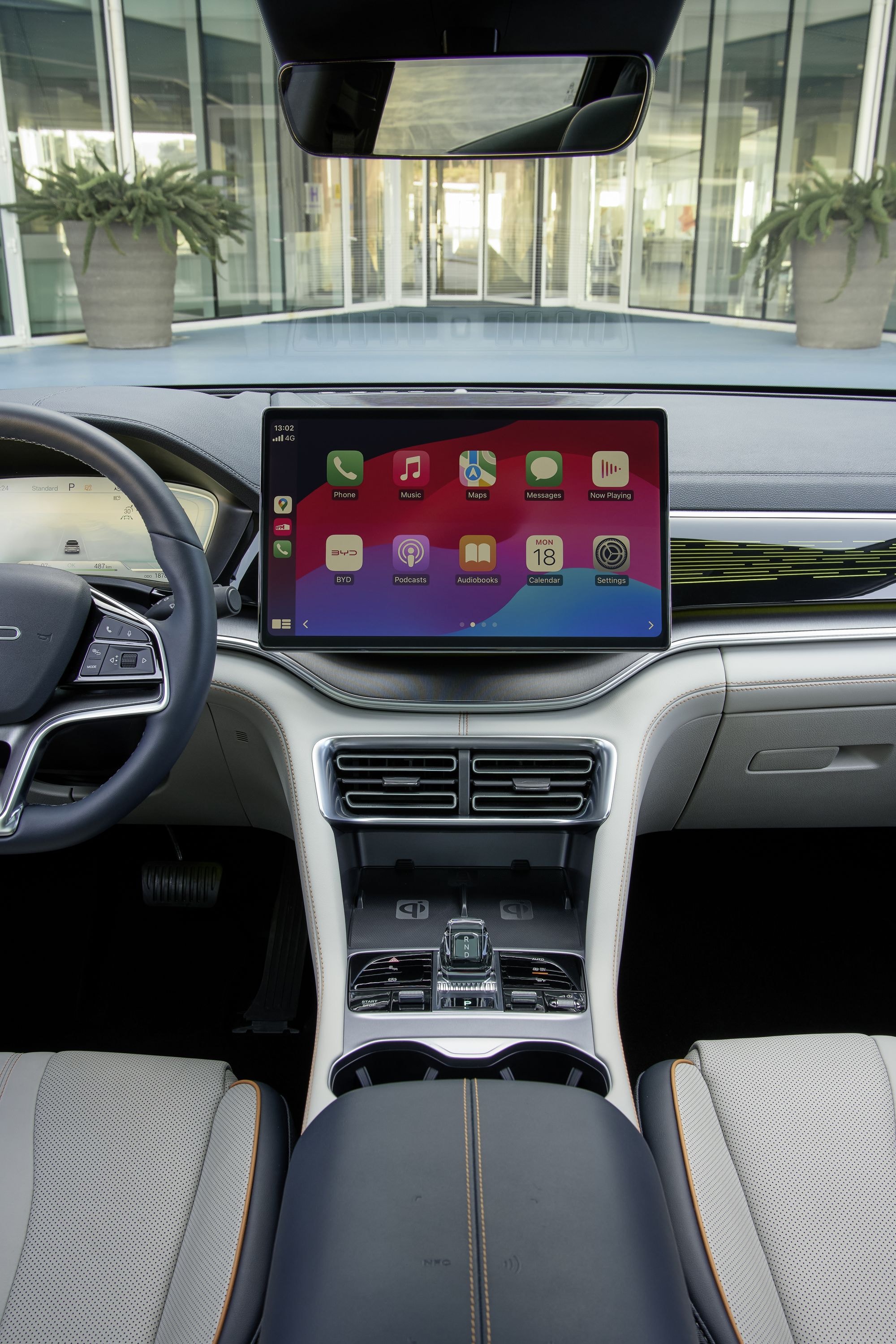 Enfoque en el panel central y volante, mostrando la tecnología de interfaz.