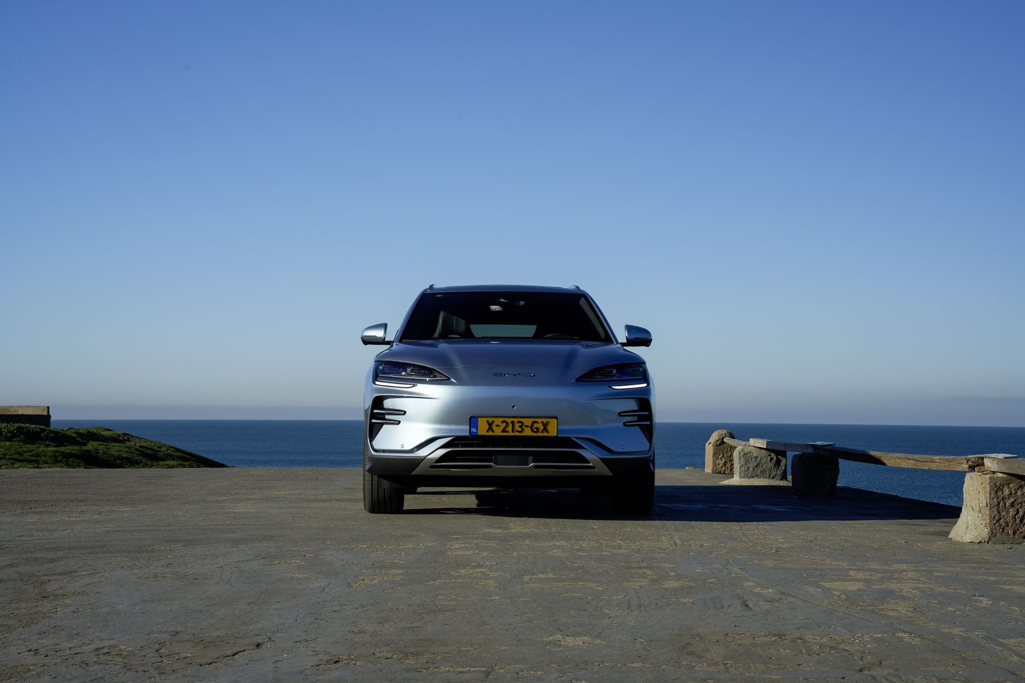 Vista lateral del BYD Seal U con un fondo marino impresionante.