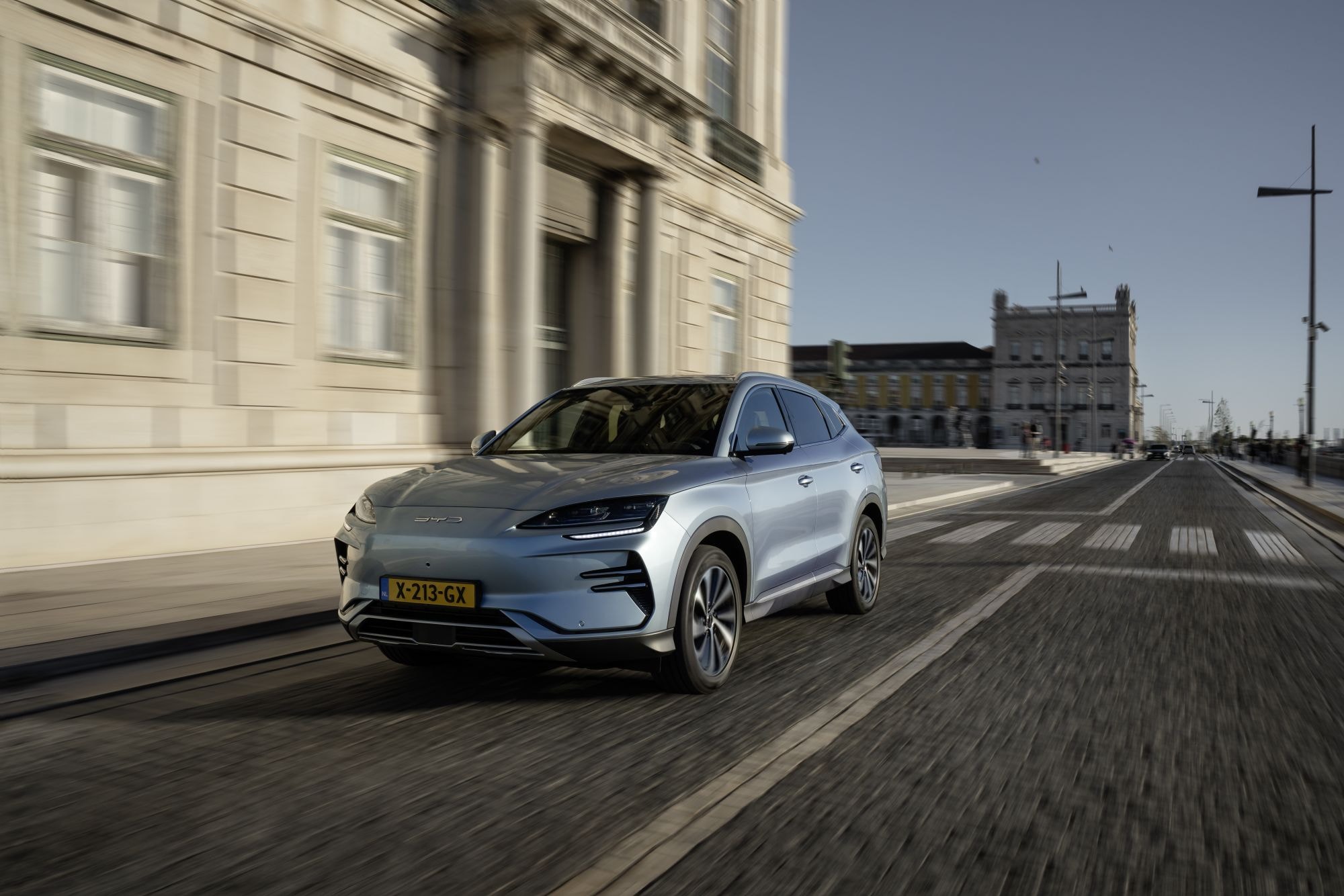 Vista lateral del BYD Seal U que destaca su aerodinámica.