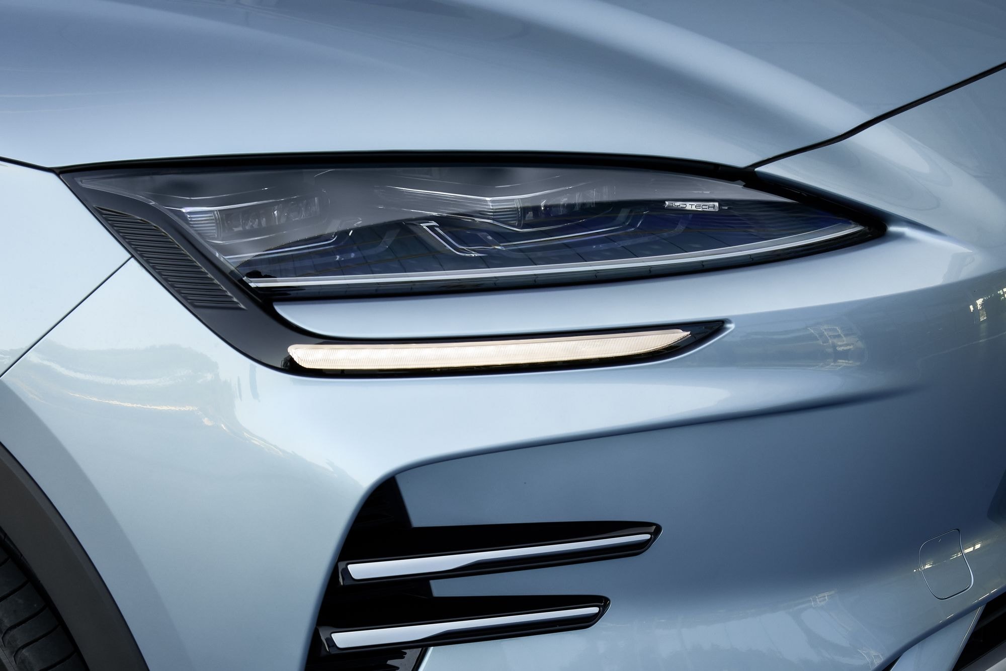 Logo del fabricante BYD en el capó, símbolo de innovación y calidad.