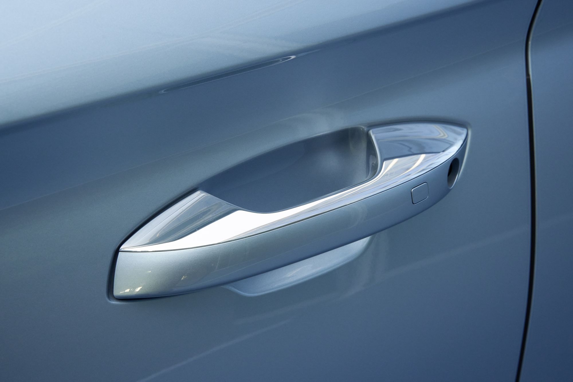 Primer plano del logotipo BYD en el Seal U, resaltando su identidad.