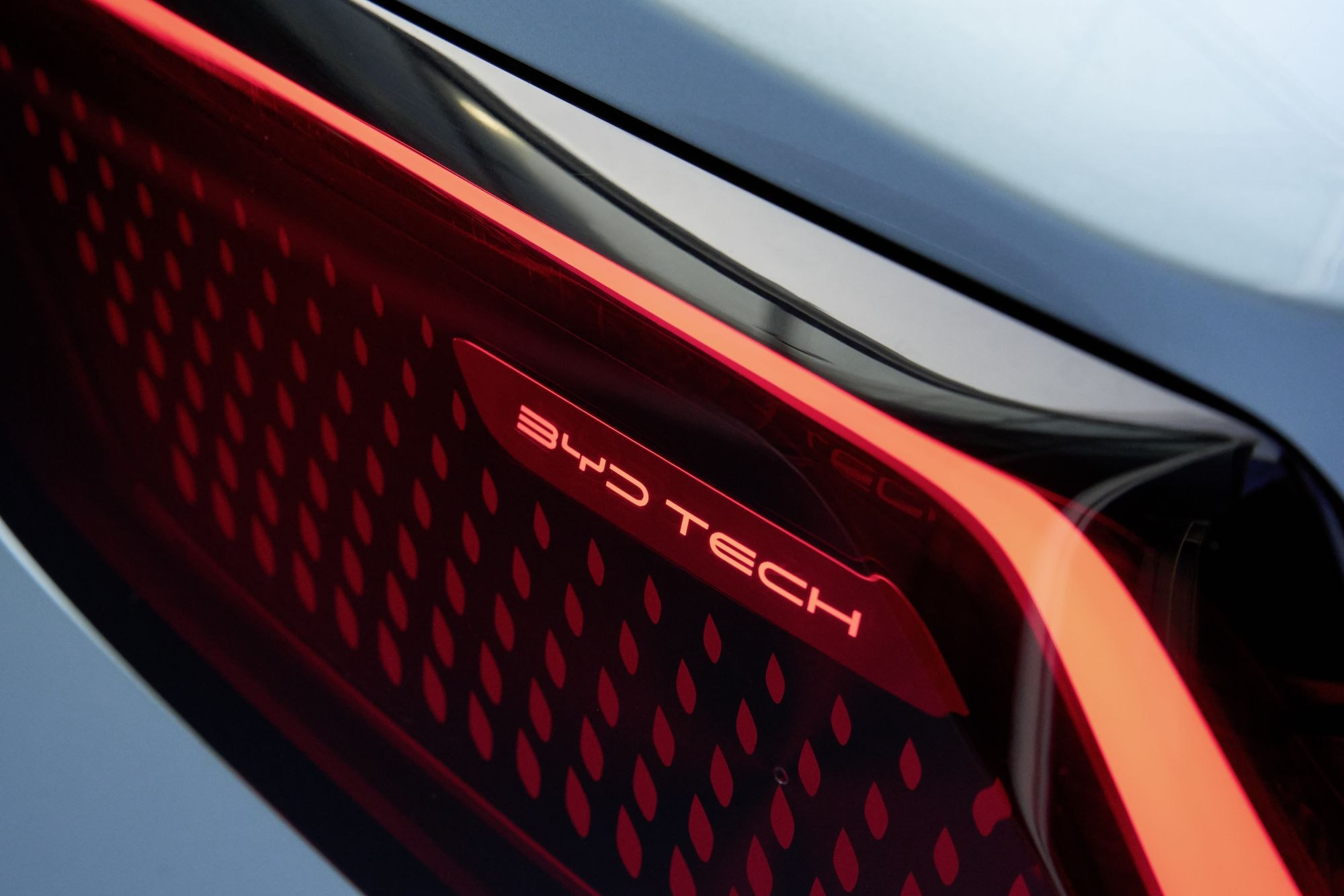 Detalle de la luz trasera en diseño estilizado del BYD Seal U.