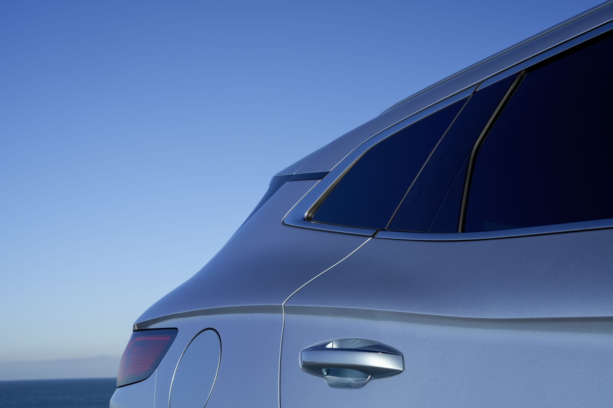 Vista de la luz trasera del vehículo con un diseño distintivo y moderno.