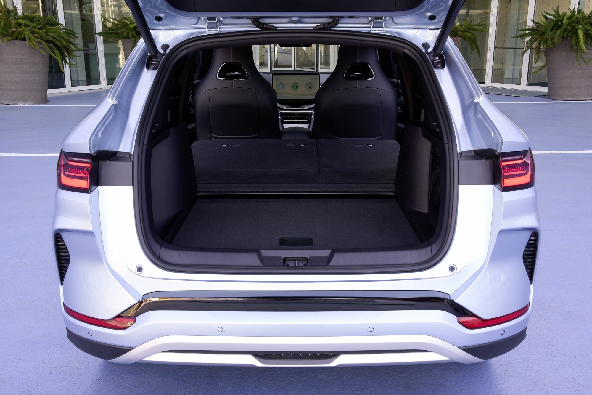 Vista trasera del maletero, con puertas abiertas para evaluar el espacio.