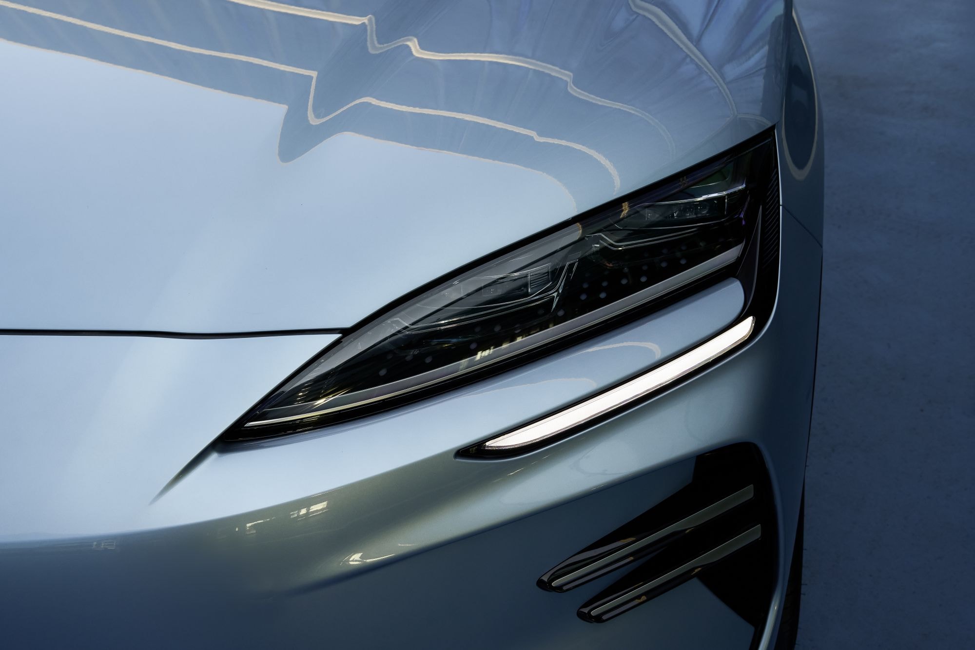 Vista del tirador de la puerta, que incorpora detalles elegantes.