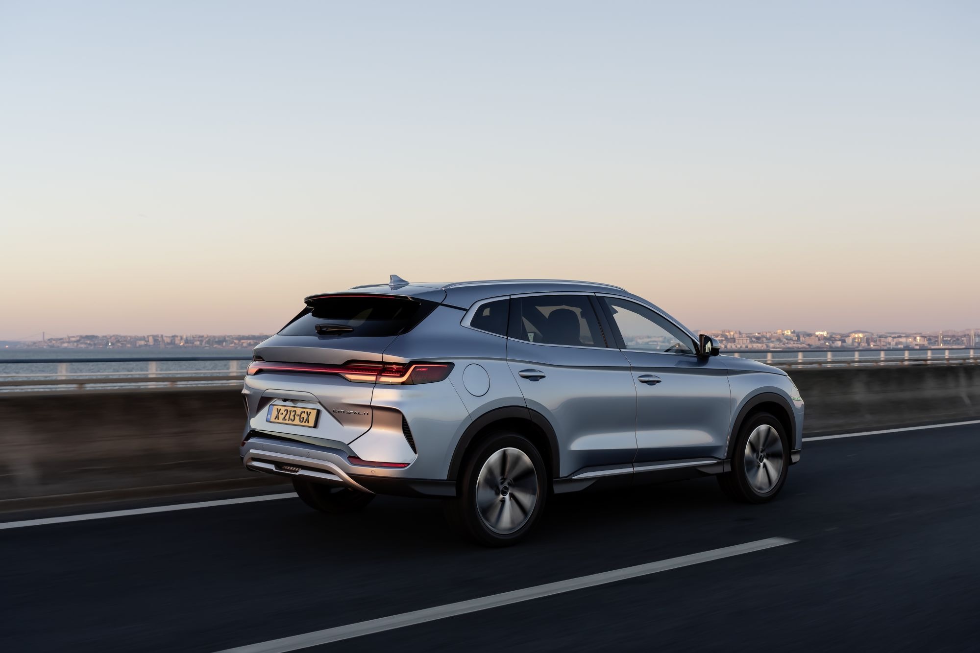 Vista trasera alternativa del BYD Seal U, resaltando sus líneas.