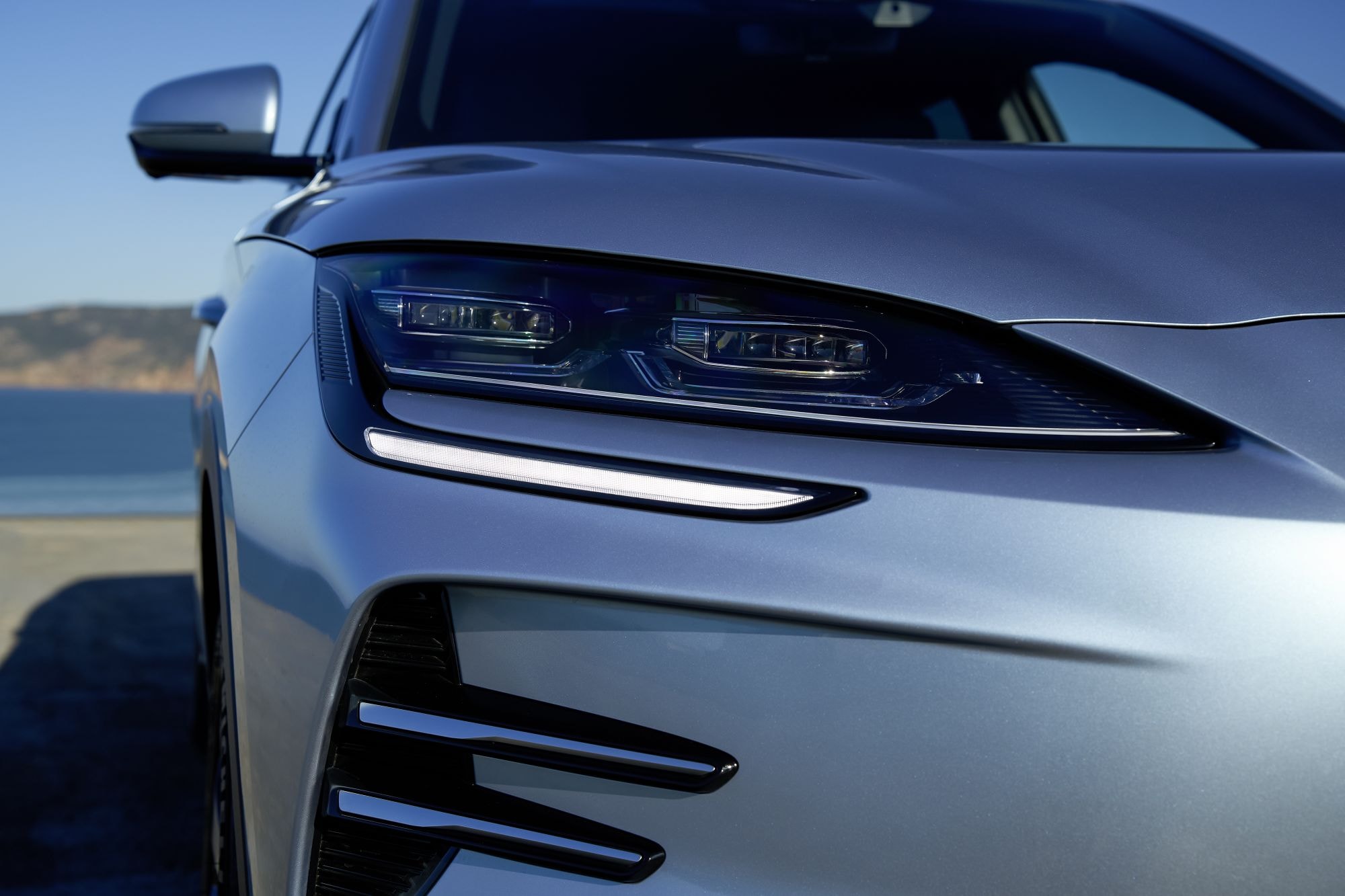 Vista lateral del vehículo con líneas elegantes y aerodinámicas.